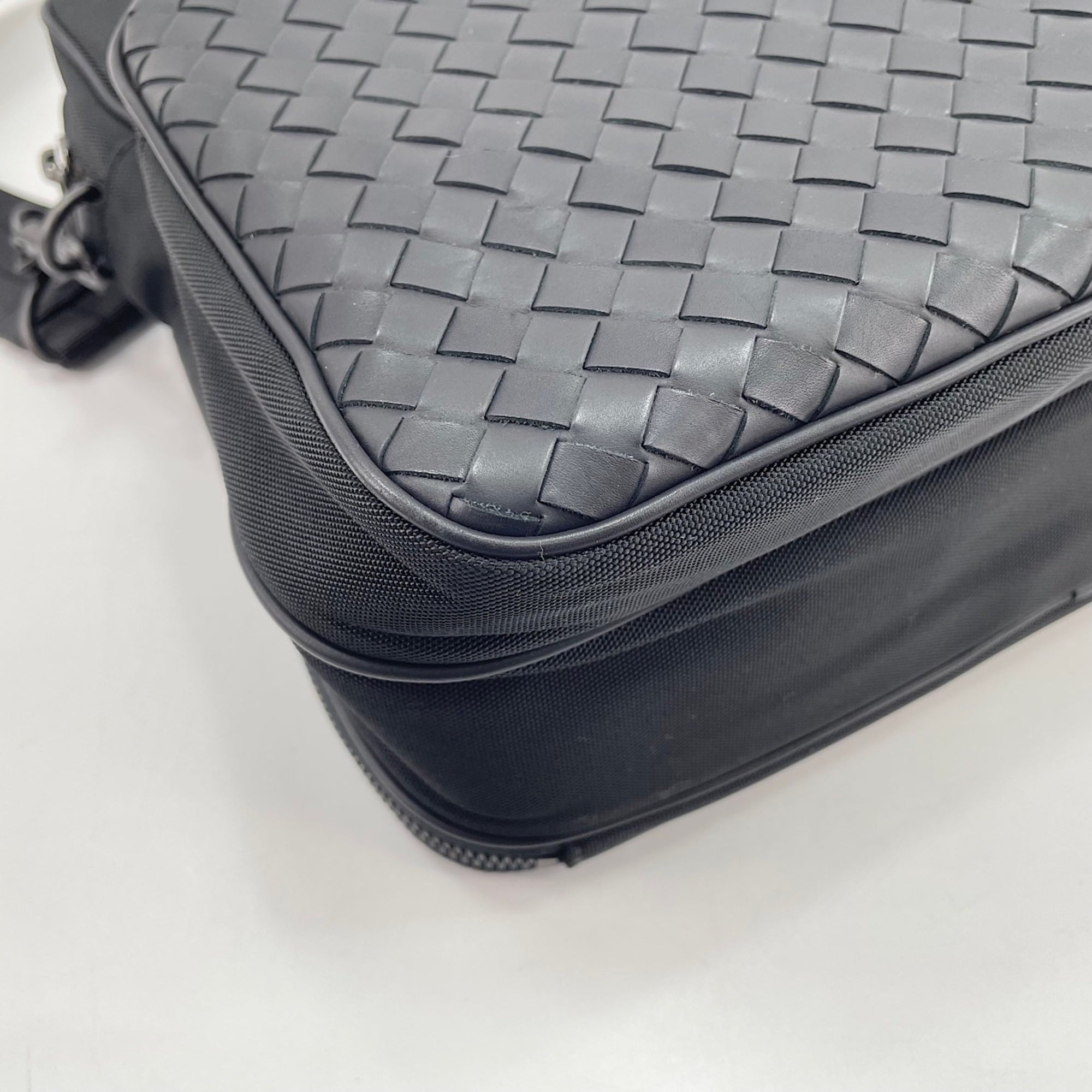 Bottega Veneta Black Intrecciato Shoulder Bag (Pre-Owned)