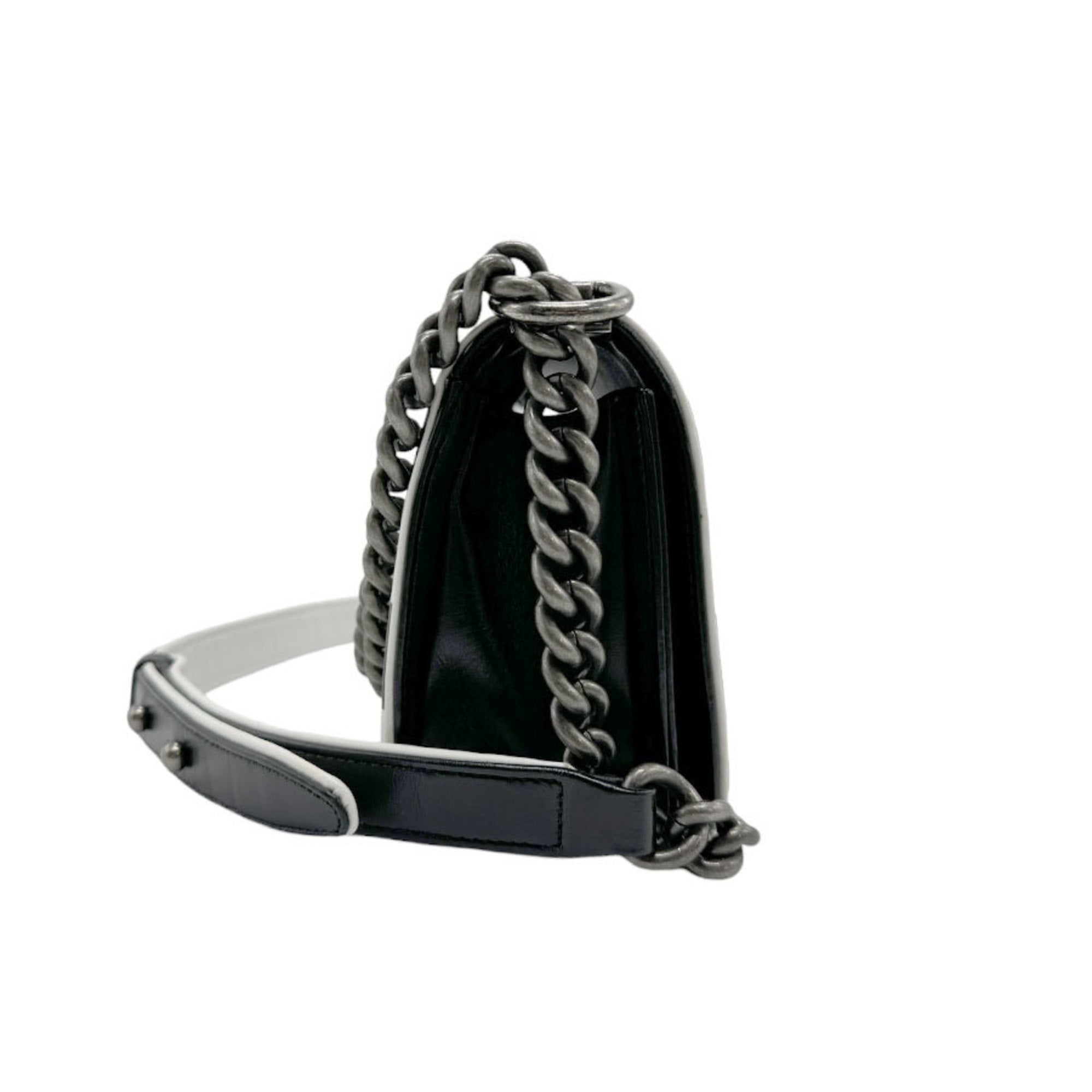 Chanel Black White Leather Shoulder Bag (Pre-Owned)