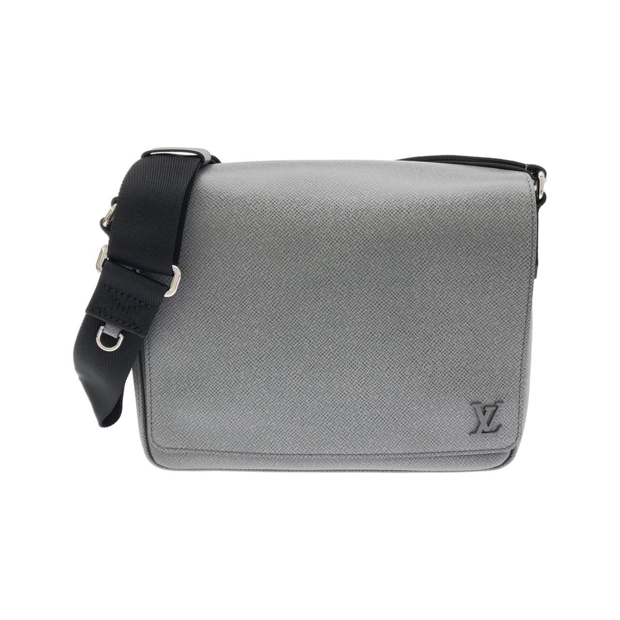 Louis Vuitton Taiga Glacier Leather Shoulder Bag (Pre-Owned)