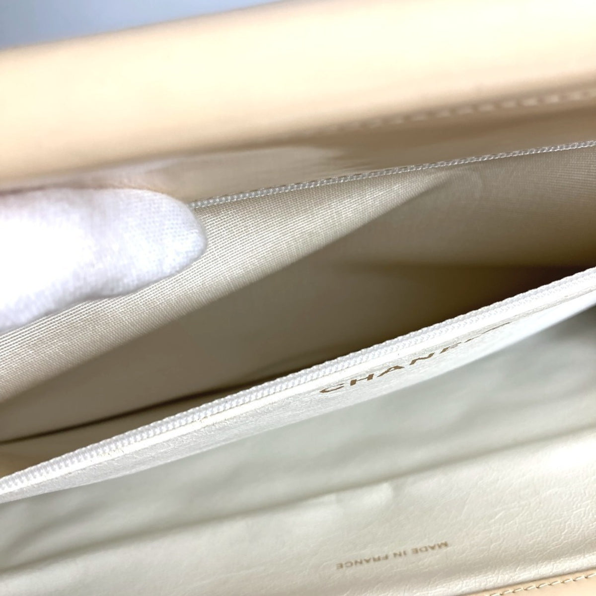 Chanel Matelasse White Leather Handbag (Pre-Owned)