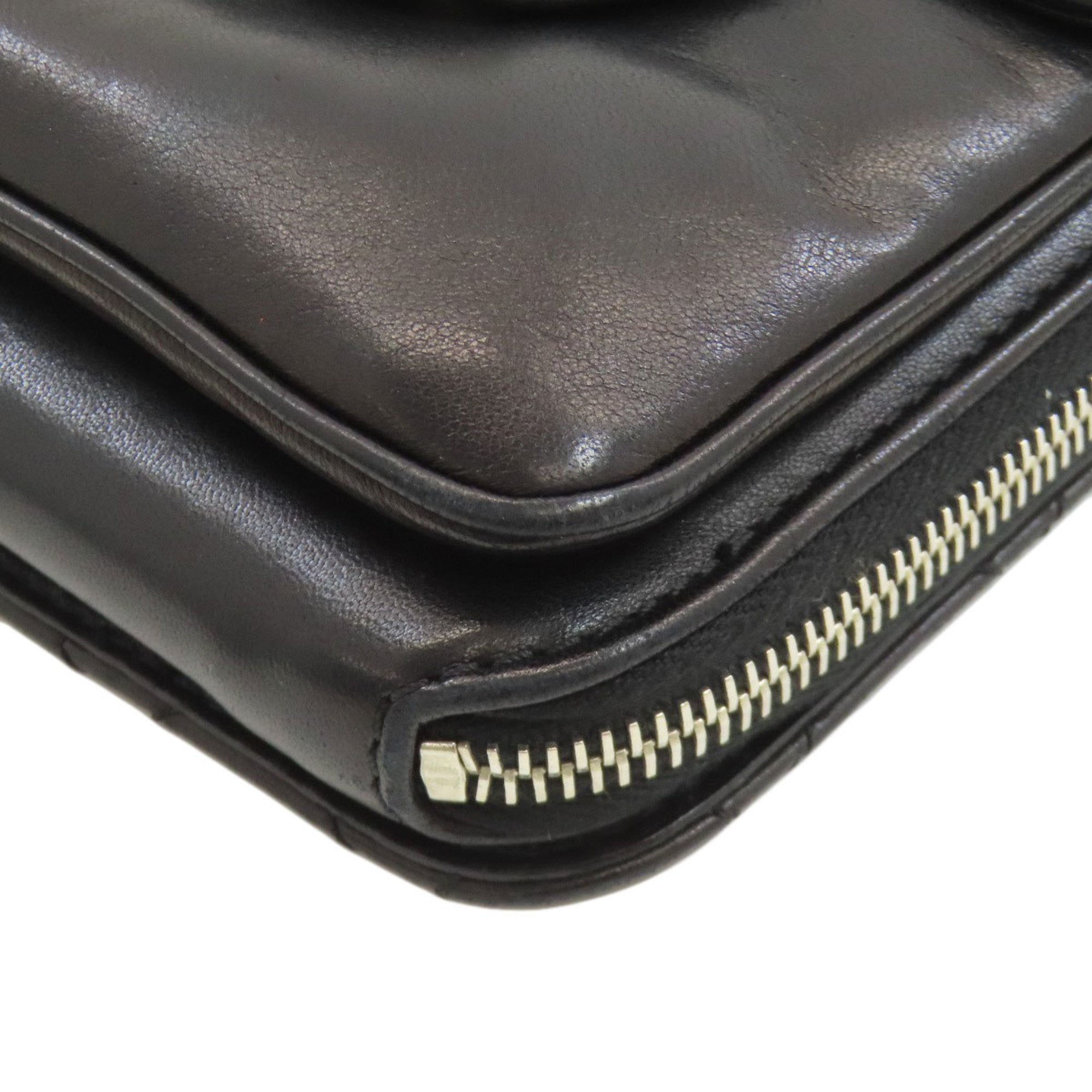 Chanel Black Leather Shoulder Bag (Pre-Owned)