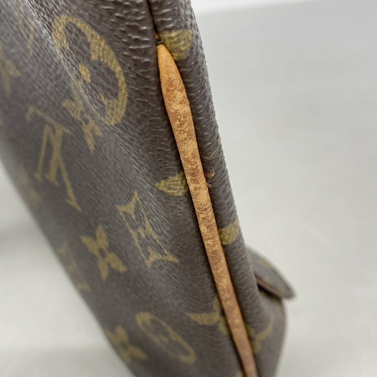 Louis Vuitton Brown Shoulder Bag (Pre-Owned)