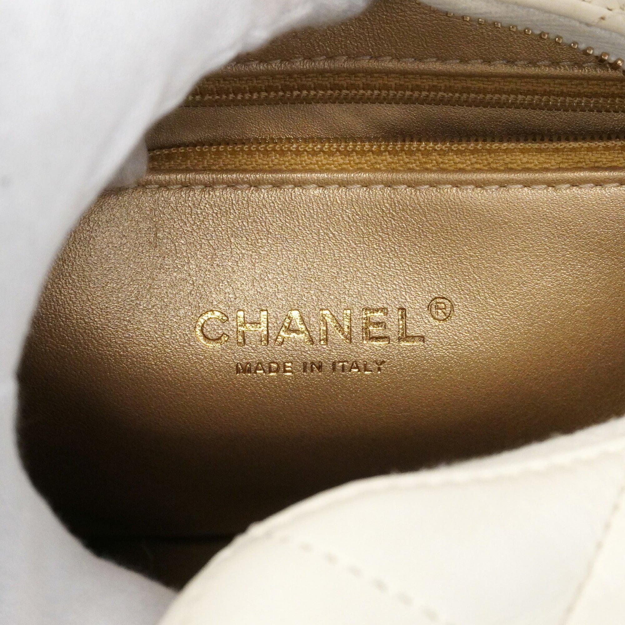 Chanel White Leather Handbag (Pre-Owned)