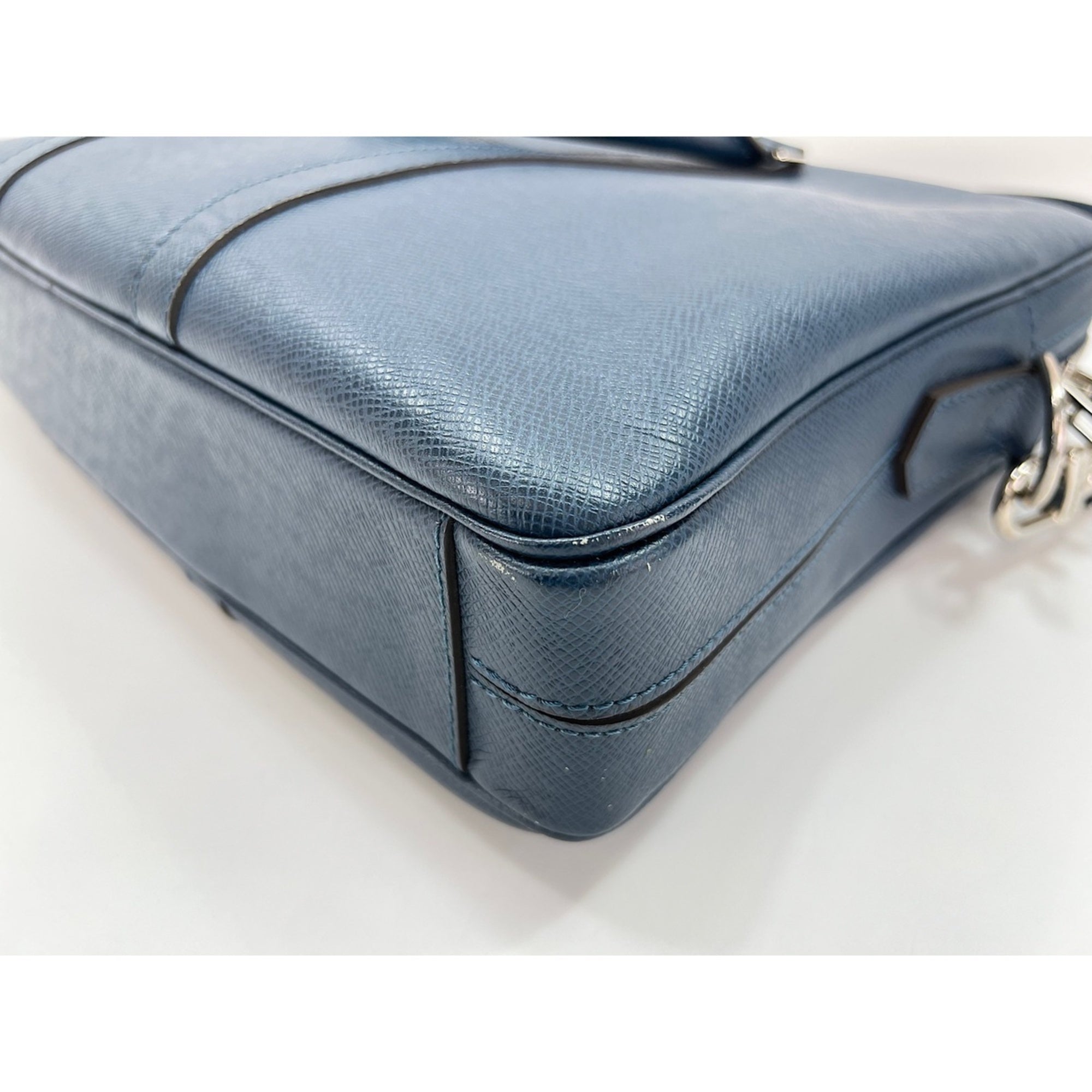 Louis Vuitton Taiga Blue Taiga Leather Handbag (Pre-Owned)
