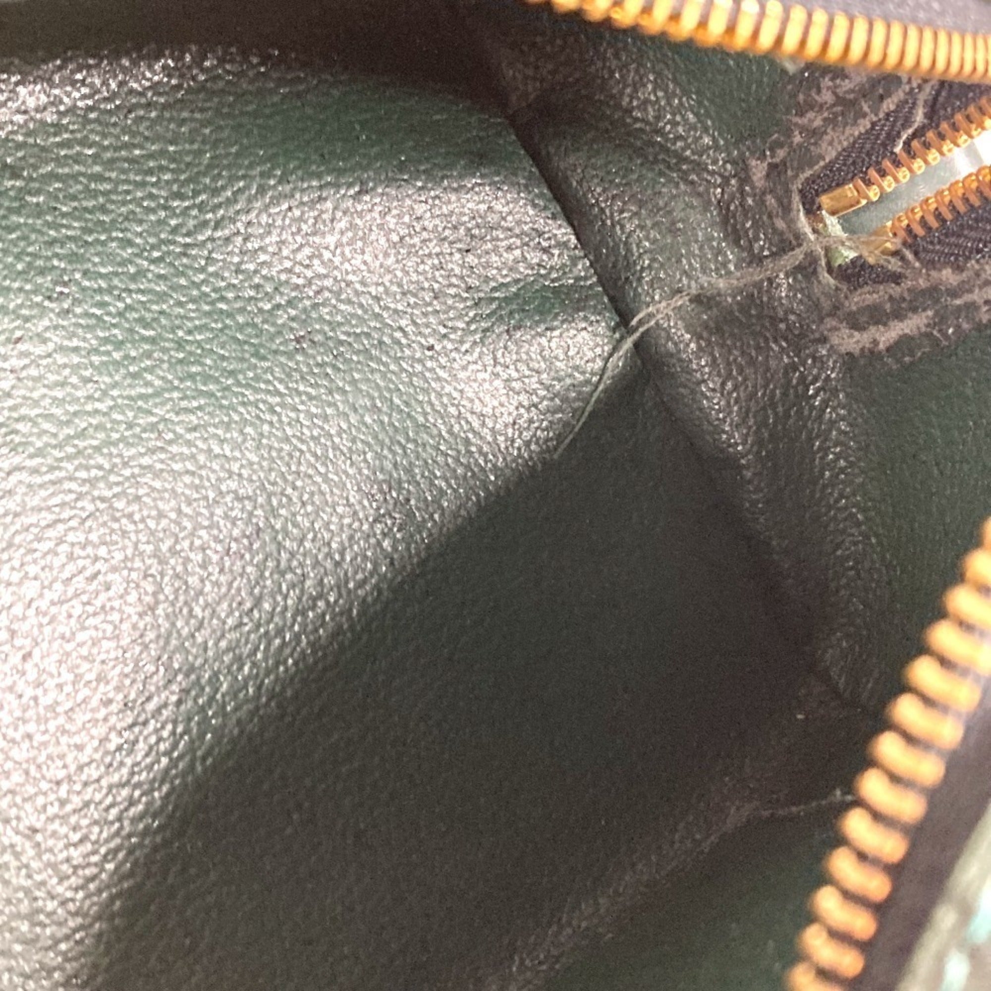 Louis Vuitton Taiga Episea Green Taiga Leather Handbag (Pre-Owned)