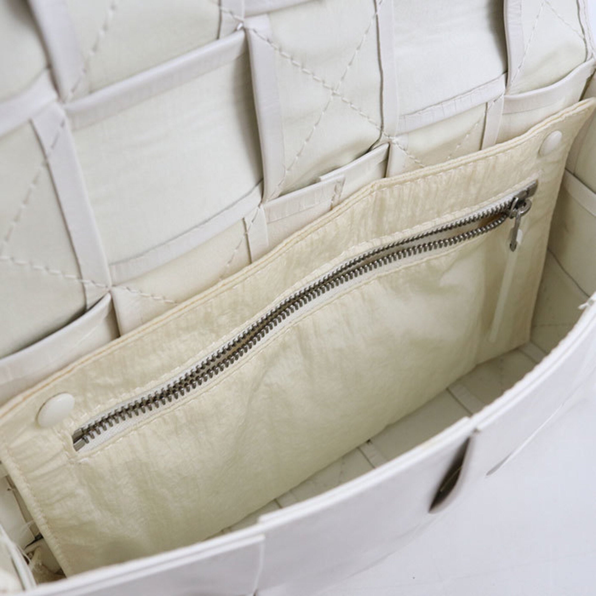 Bottega Veneta White Leather Shoulder Bag (Pre-Owned)