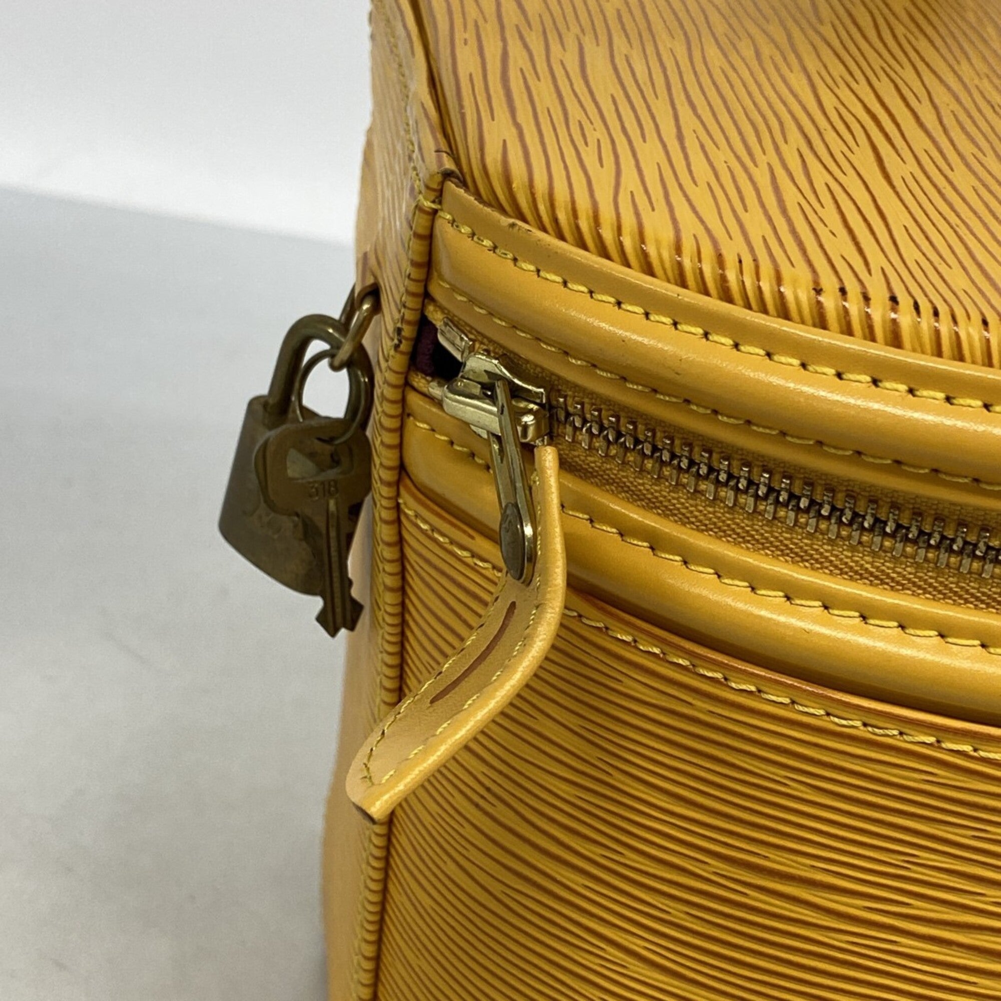 Louis Vuitton Jaune Handbag (Pre-Owned)