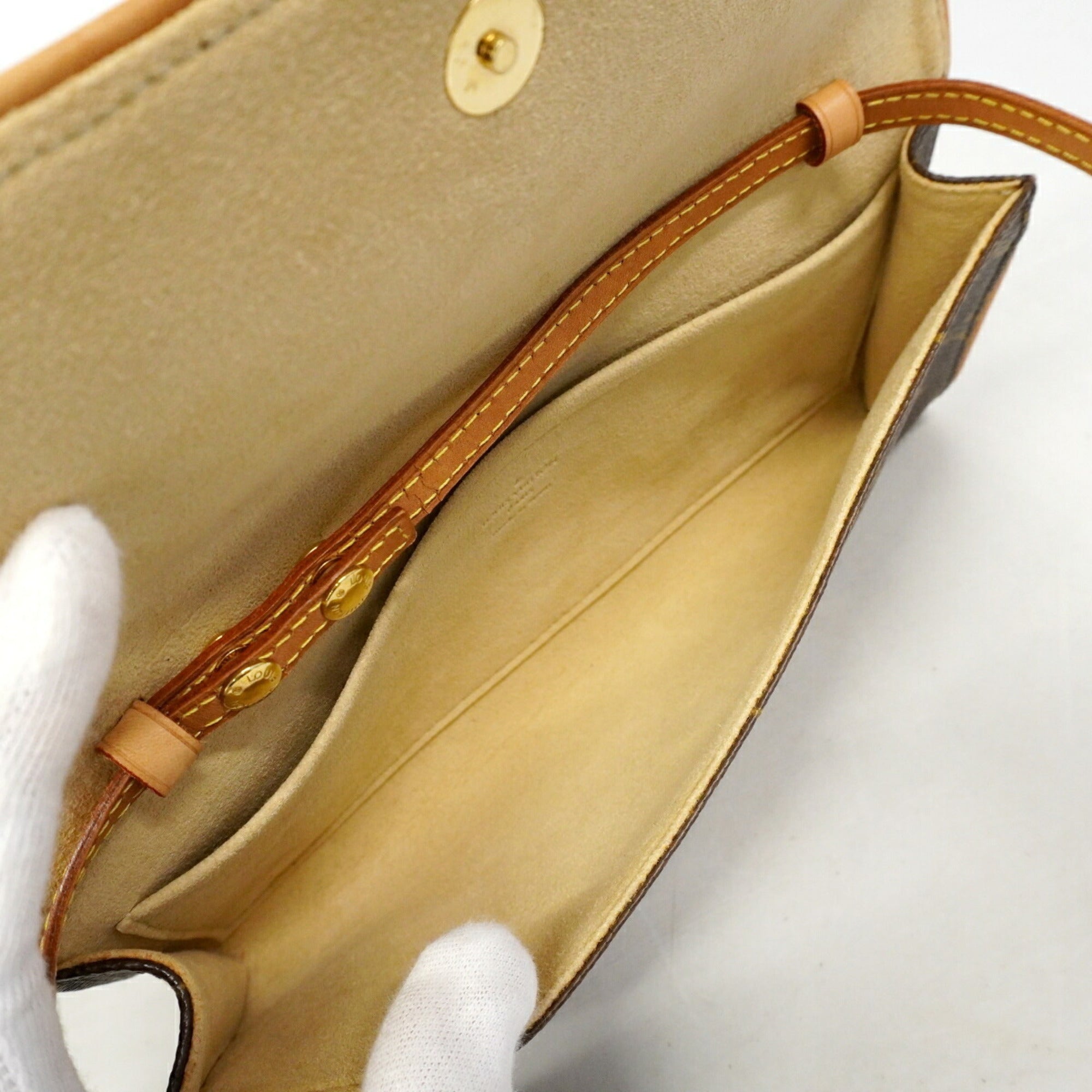 Louis Vuitton Brown Shoulder Bag (Pre-Owned)