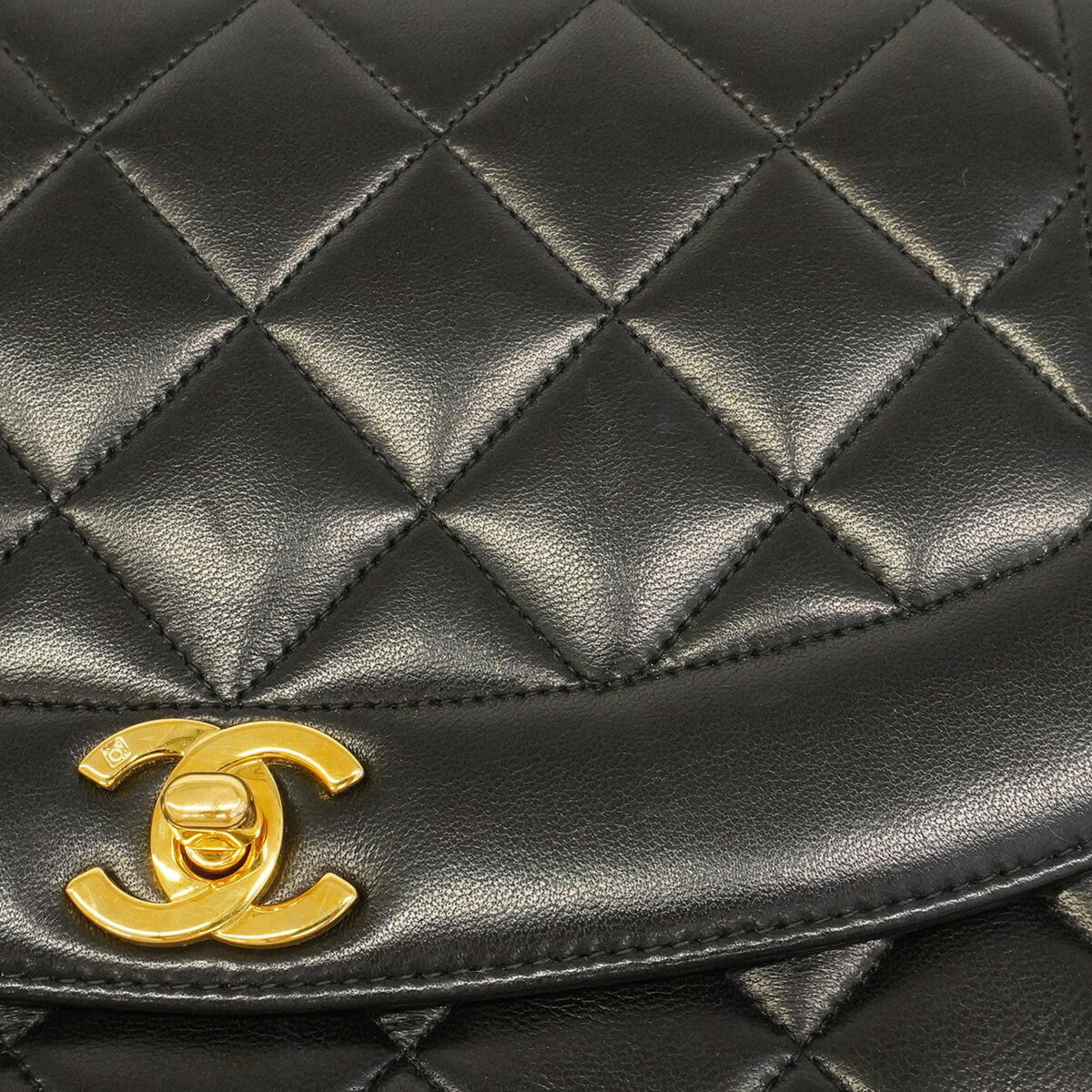 Chanel Black Leather Shoulder Bag (Pre-Owned)