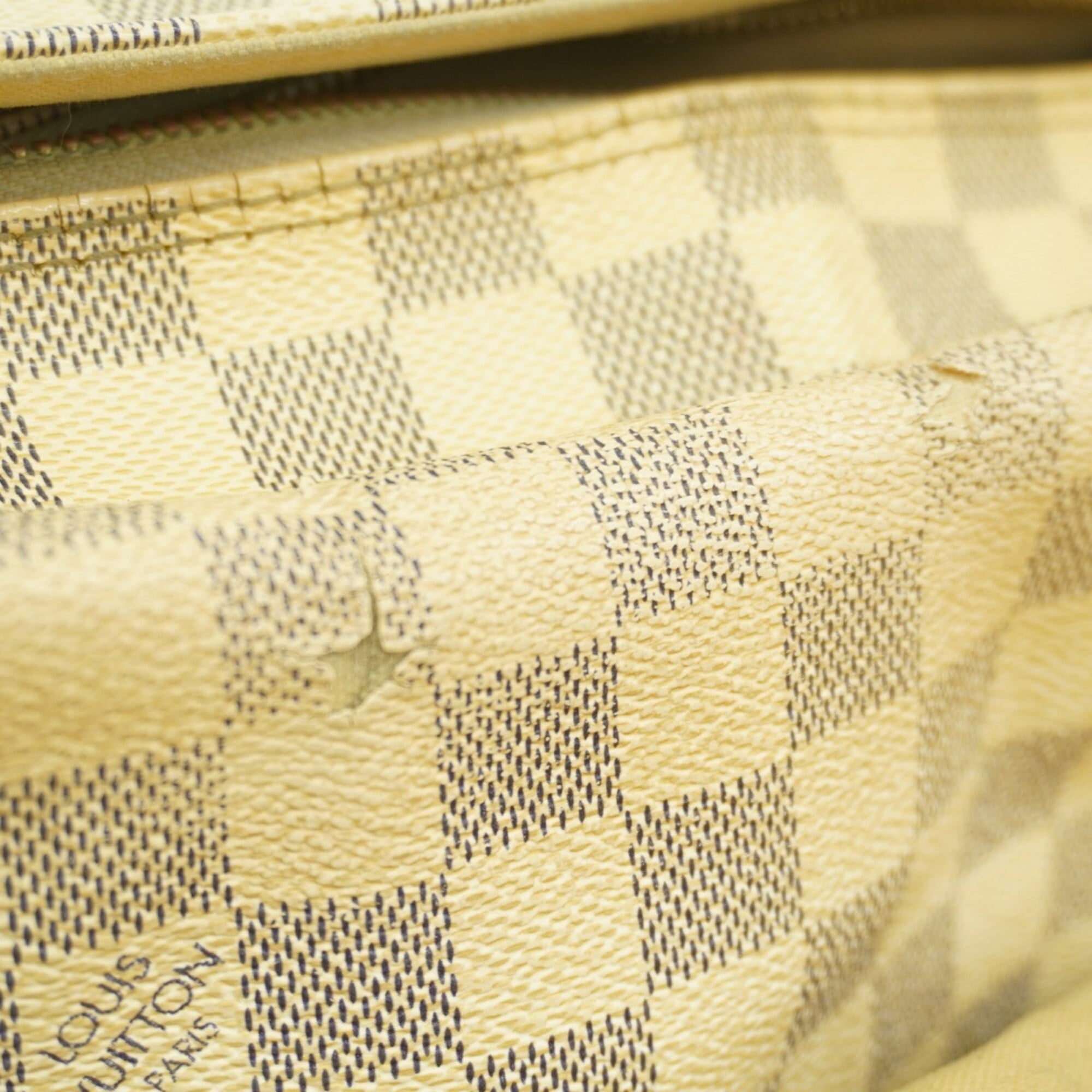 Louis Vuitton White Shoulder Bag (Pre-Owned)