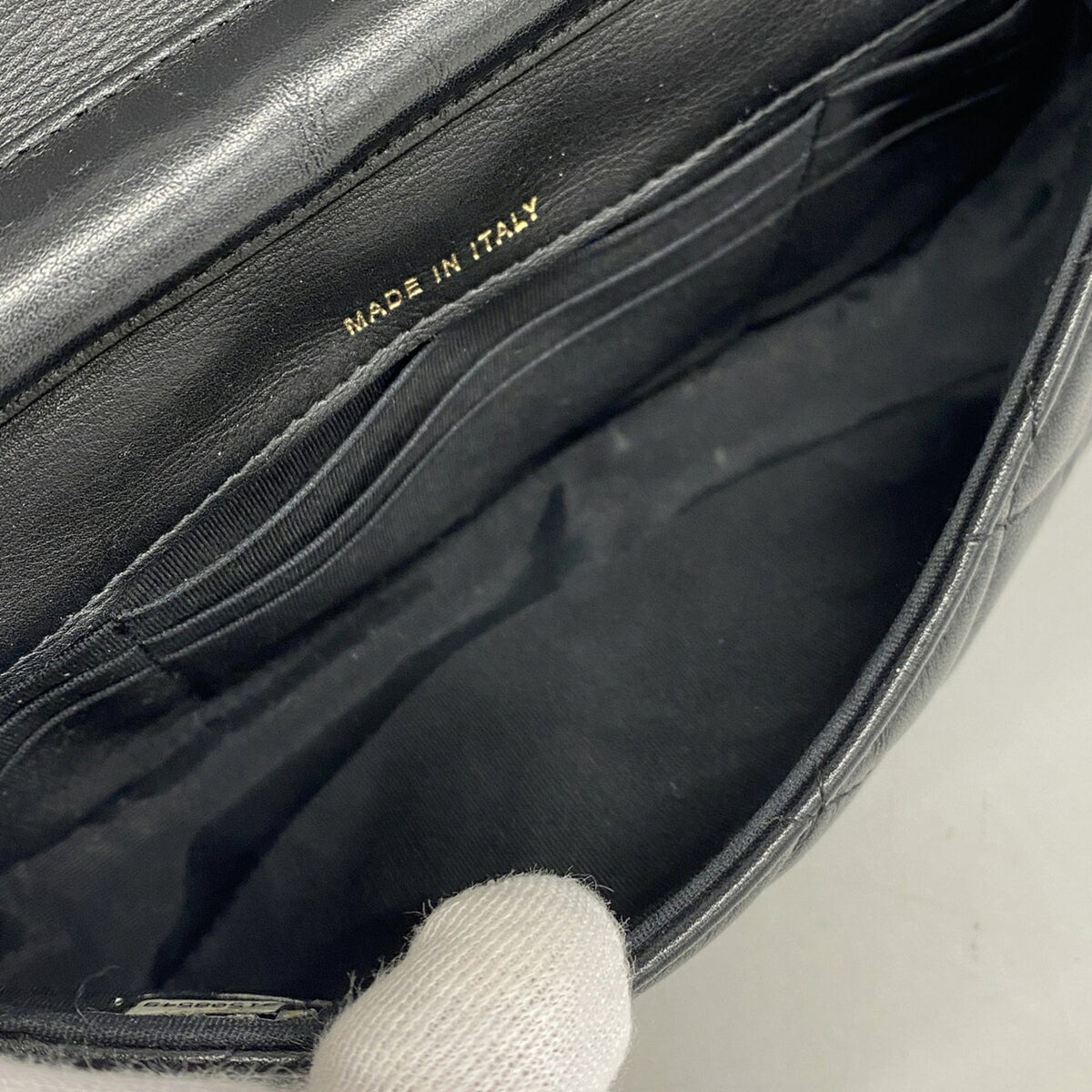 Chanel Black Leather Shoulder Bag (Pre-Owned)