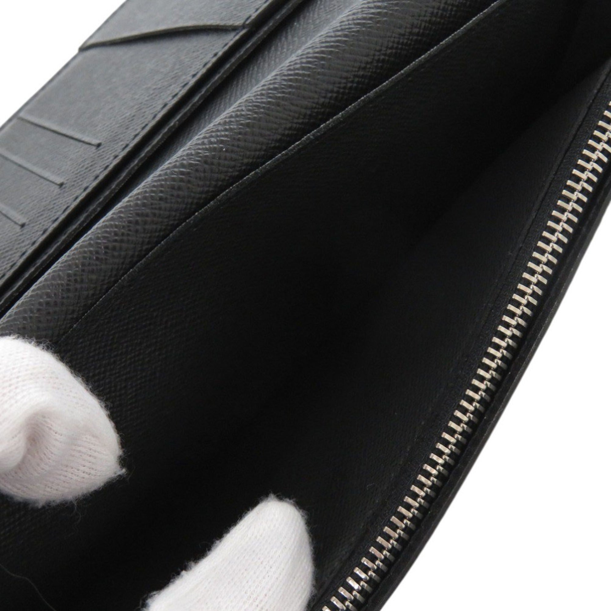 Louis Vuitton Black Noir Taiga Leather Leather Long Wallet (Bi-Fold) (Pre-Owned)