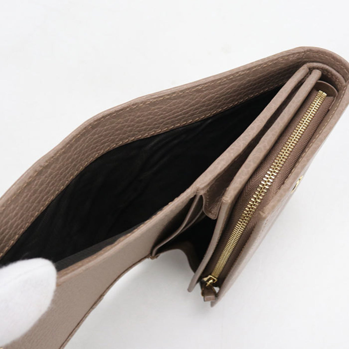 Gucci Beige Leather Wallet (Bi-Fold) (Pre-Owned)