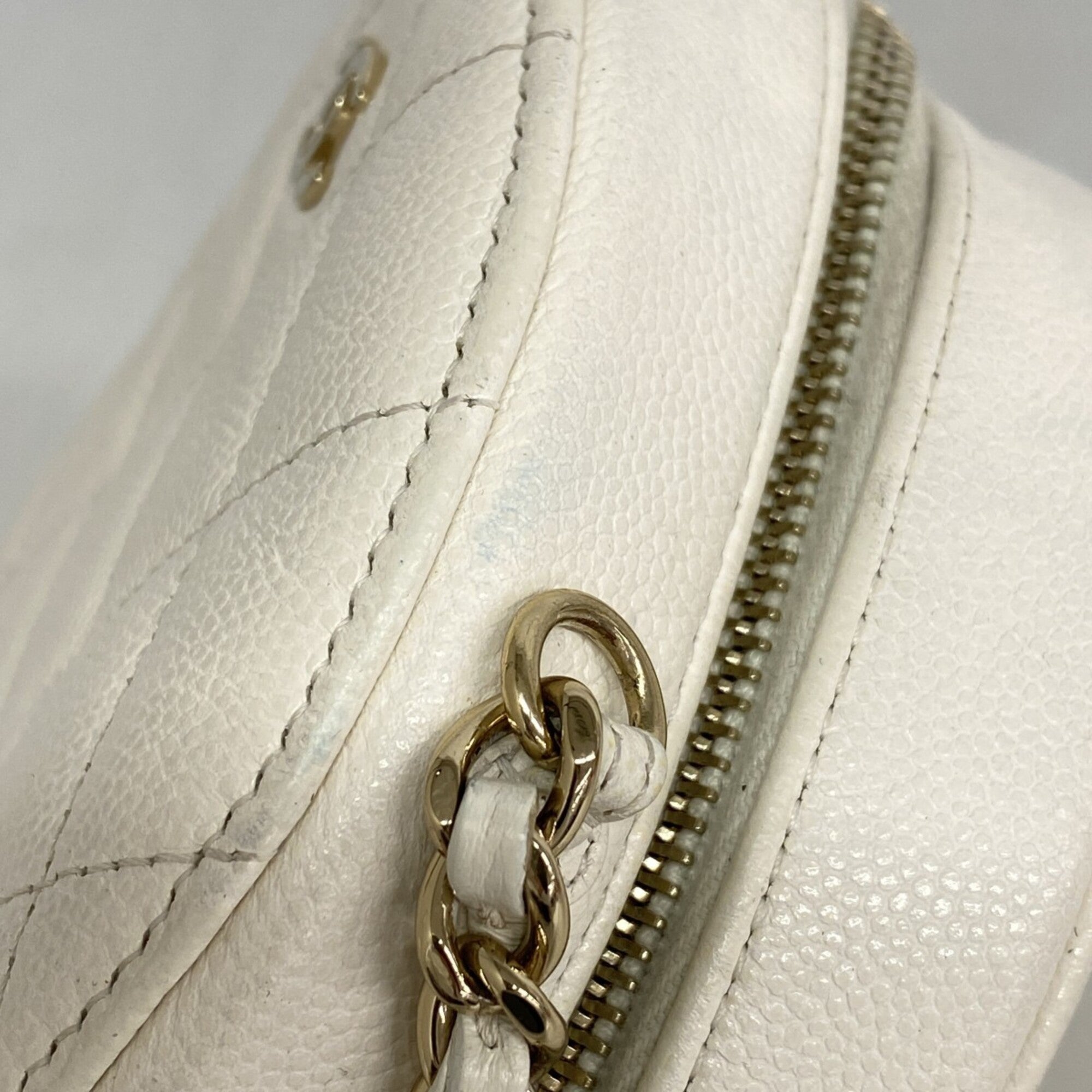 Chanel White Grained Calfskin Shoulder Bag (Pre-Owned)