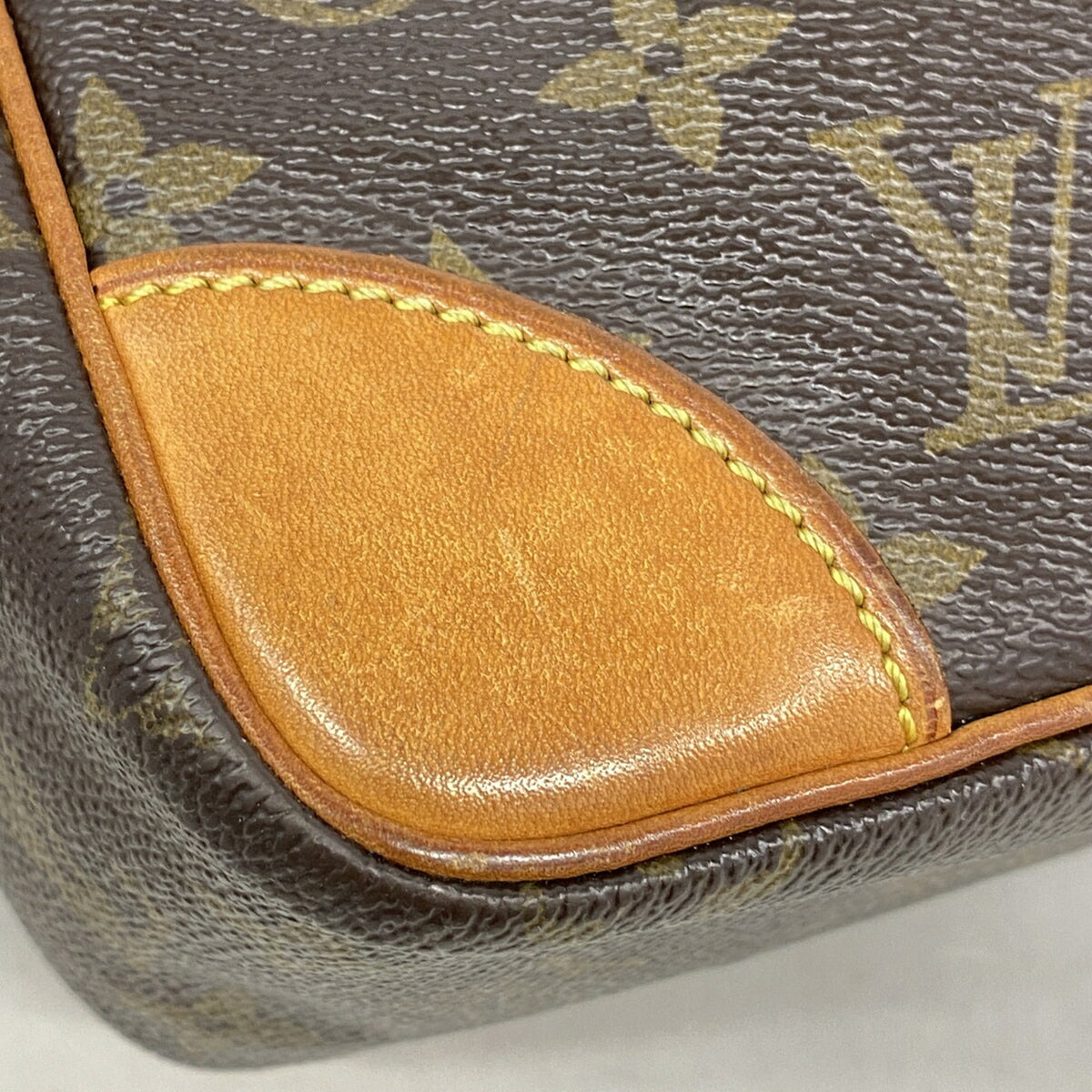 Louis Vuitton Brown Shoulder Bag (Pre-Owned)