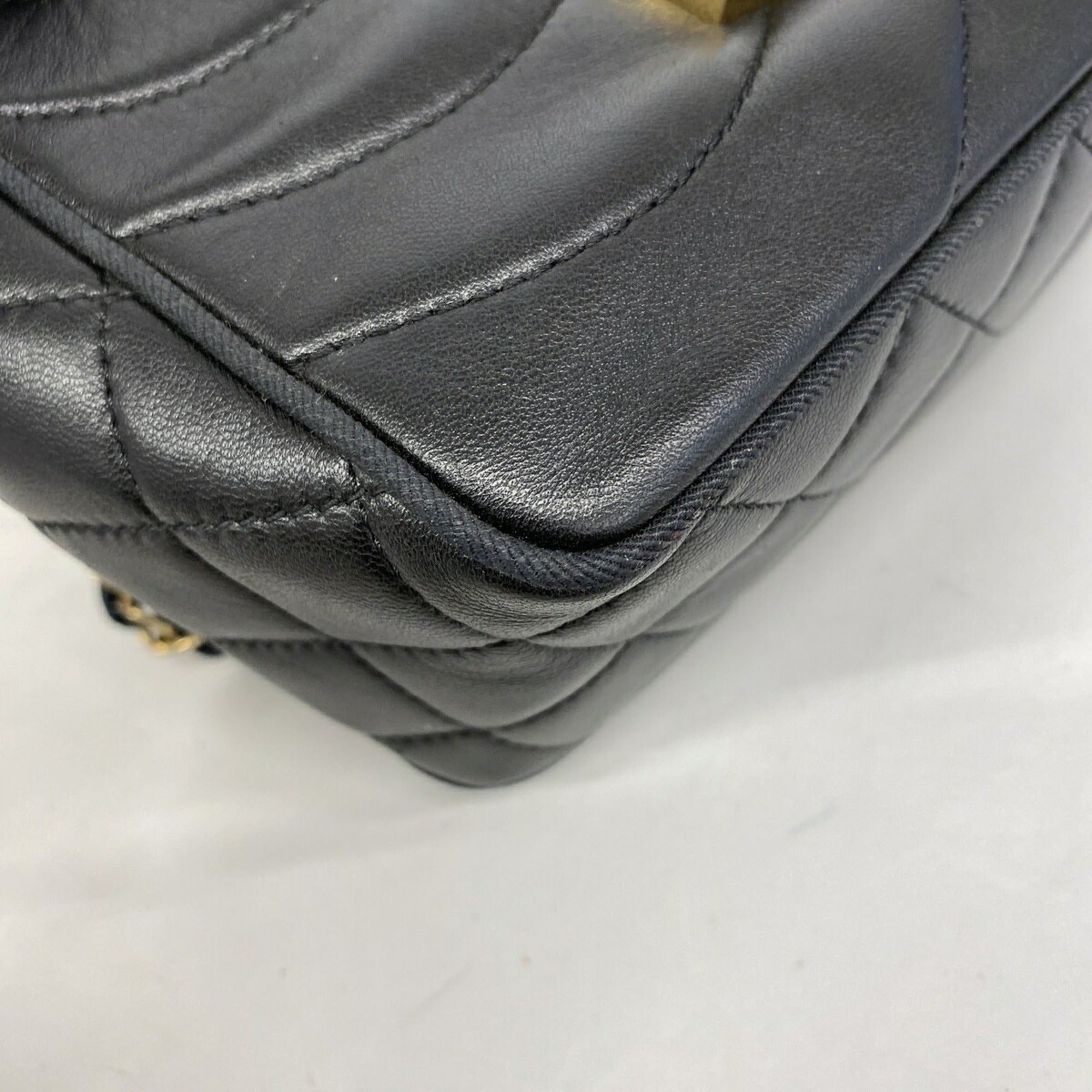 Chanel Black Leather Shoulder Bag (Pre-Owned)