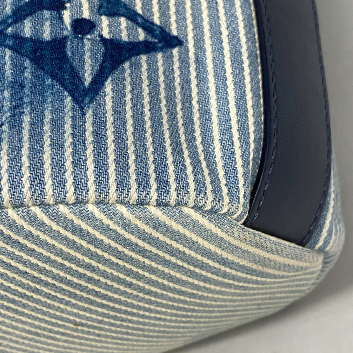 Louis Vuitton Blue Shoulder Bag (Pre-Owned)