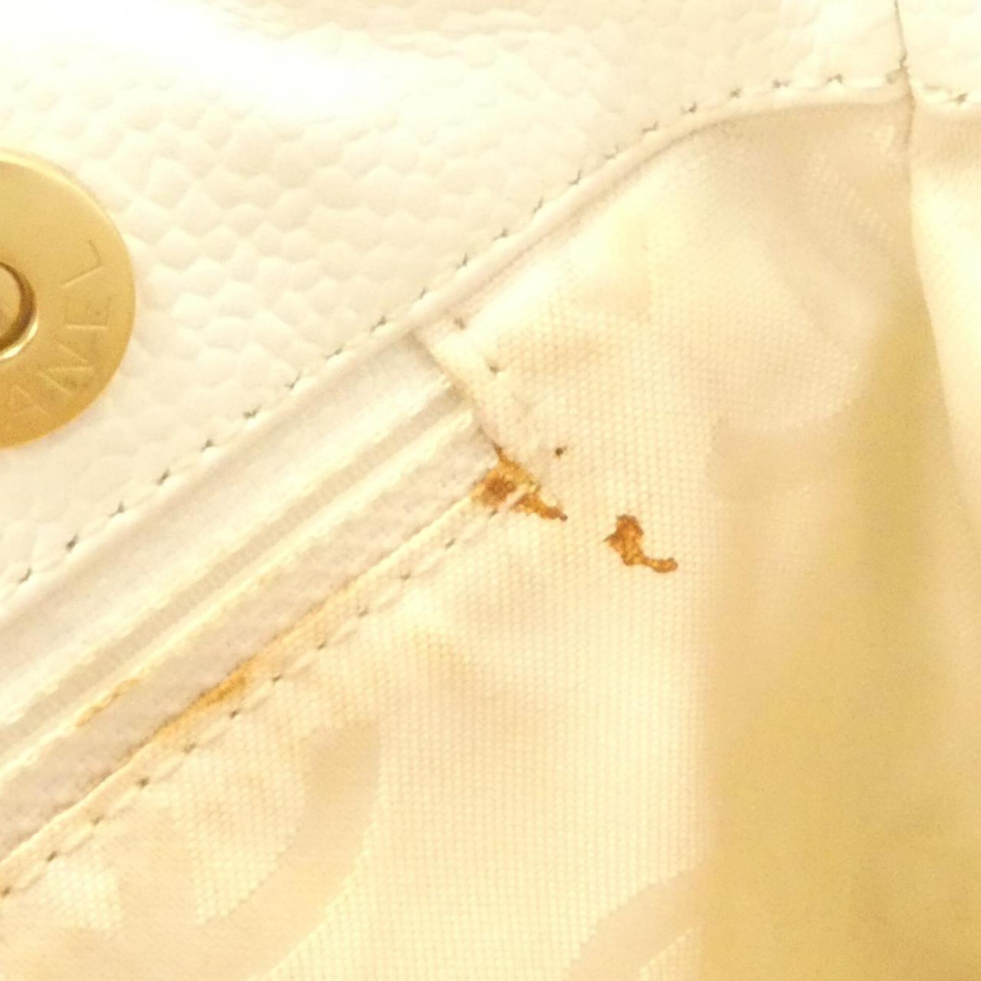 Chanel White Leather Handbag (Pre-Owned)