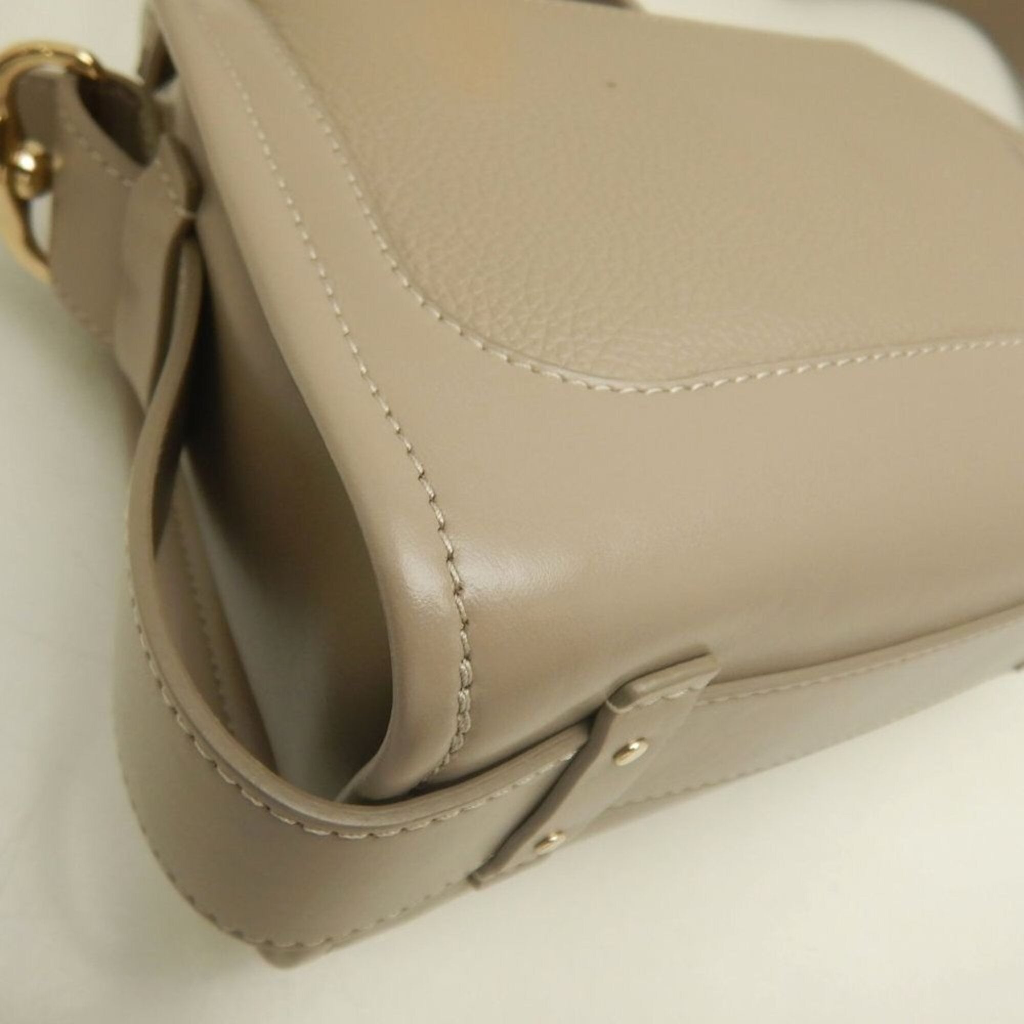 Chloé Grayish Leather Handbag (Pre-Owned)