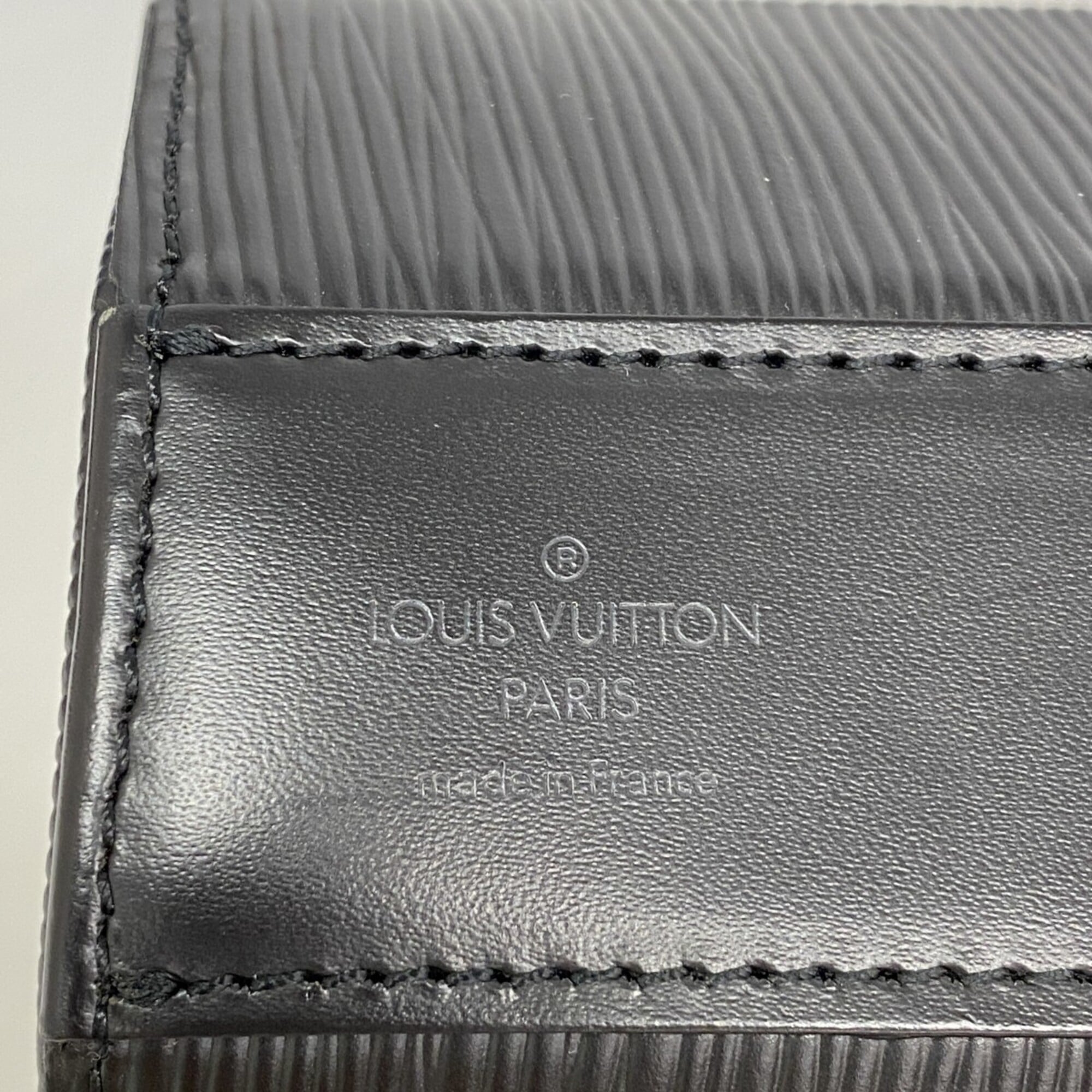 Louis Vuitton Noir Shoulder Bag (Pre-Owned)