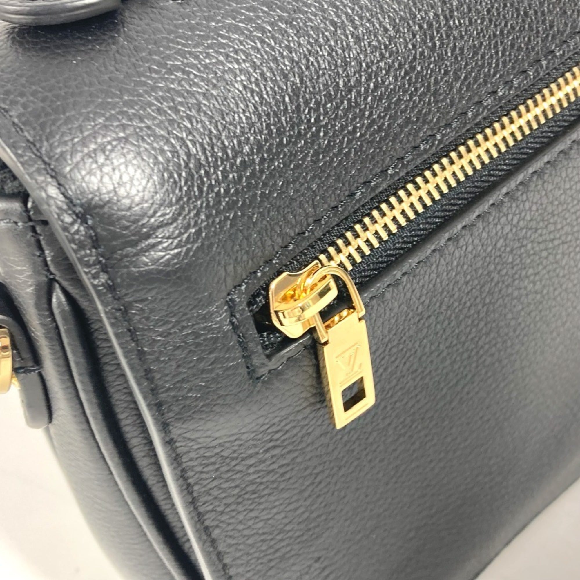 Louis Vuitton Black Noir Leather Handbag Shoulder Bag (Pre-Owned)