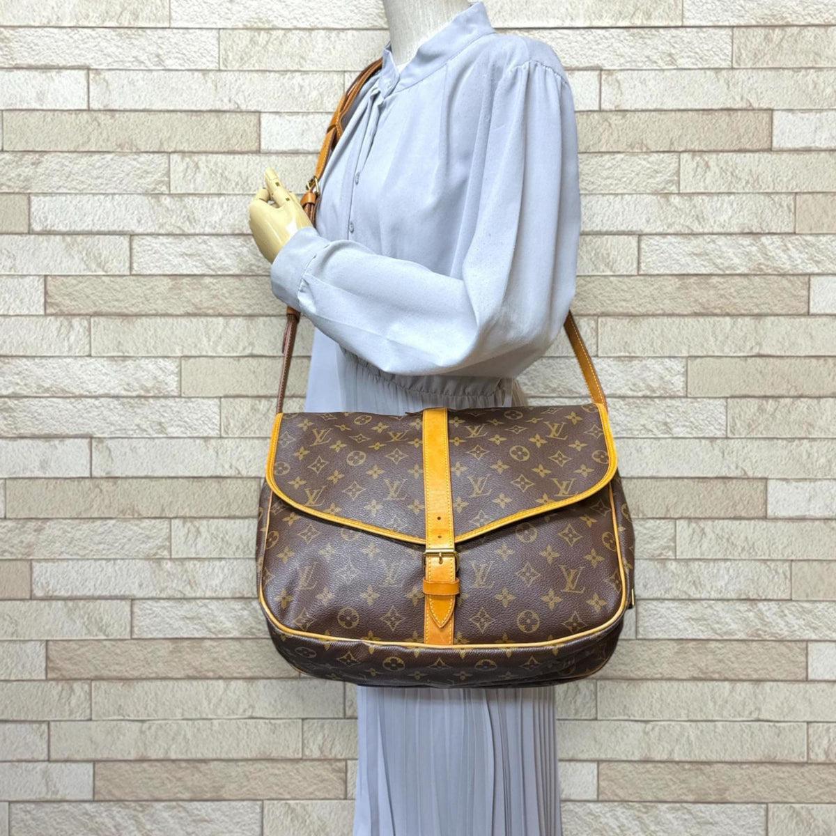 Louis Vuitton Brown Monogram Shoulder Bag (Pre-Owned)
