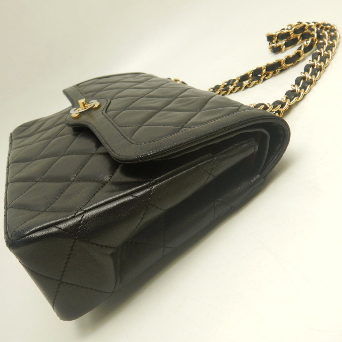 Chanel Black Leather Shoulder Bag (Pre-Owned)