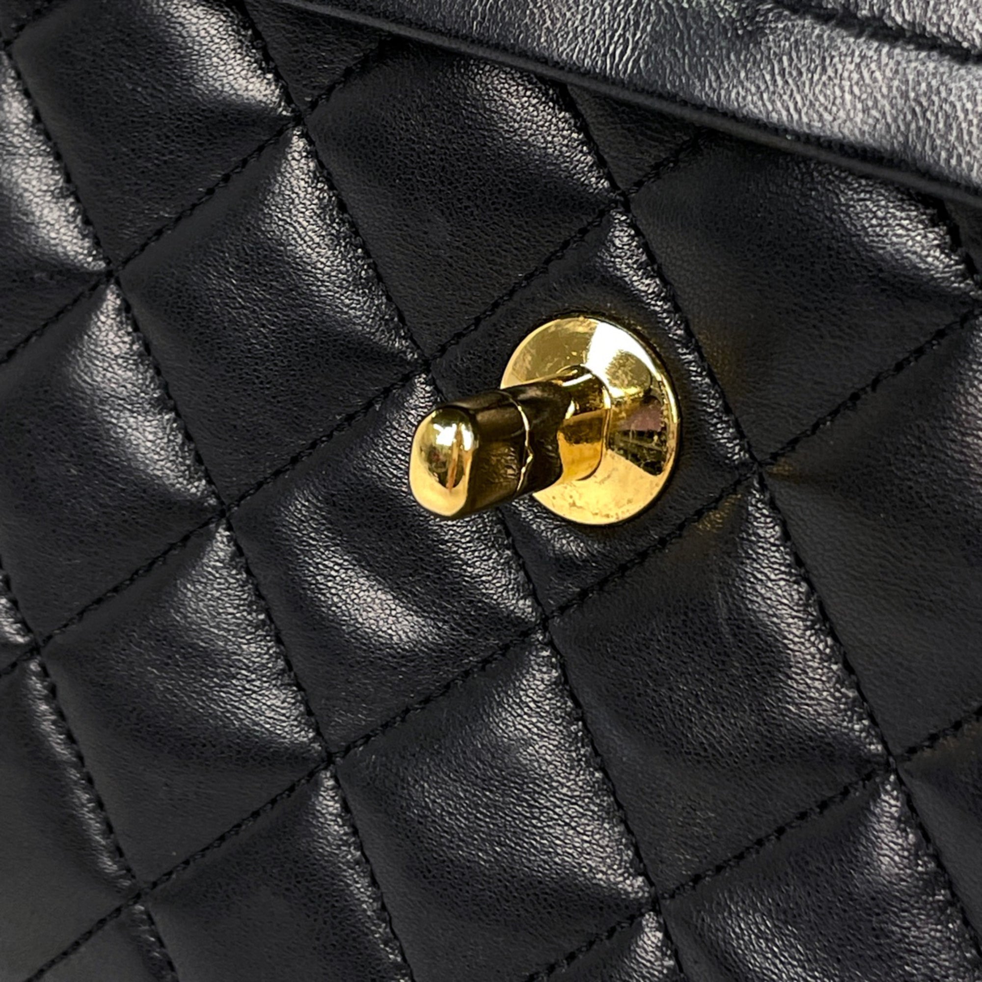 Chanel Black Leather Shoulder Bag (Pre-Owned)