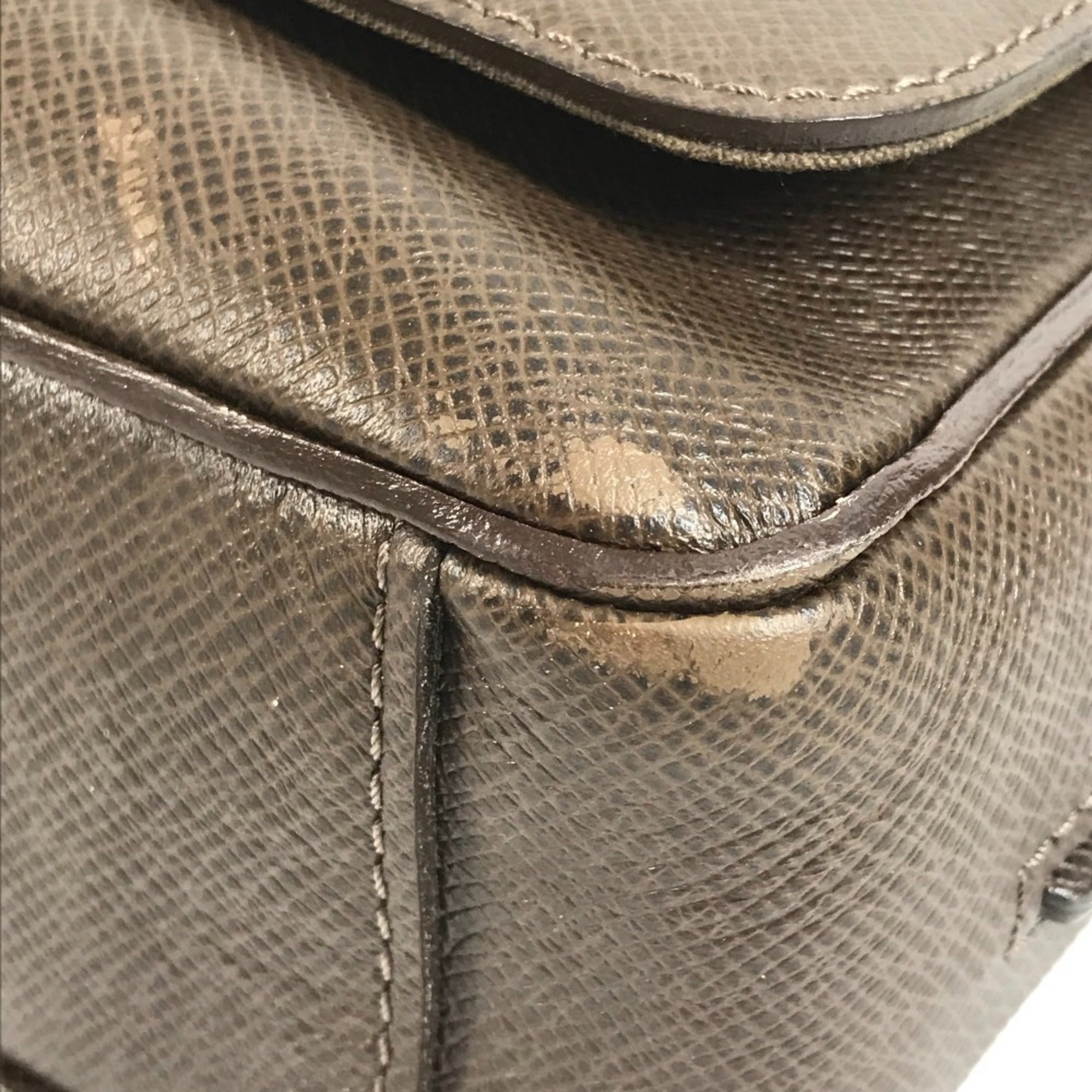 Louis Vuitton Taiga Brown Taiga Leather Messenger Bag Shoulder Bag (Pre-Owned)