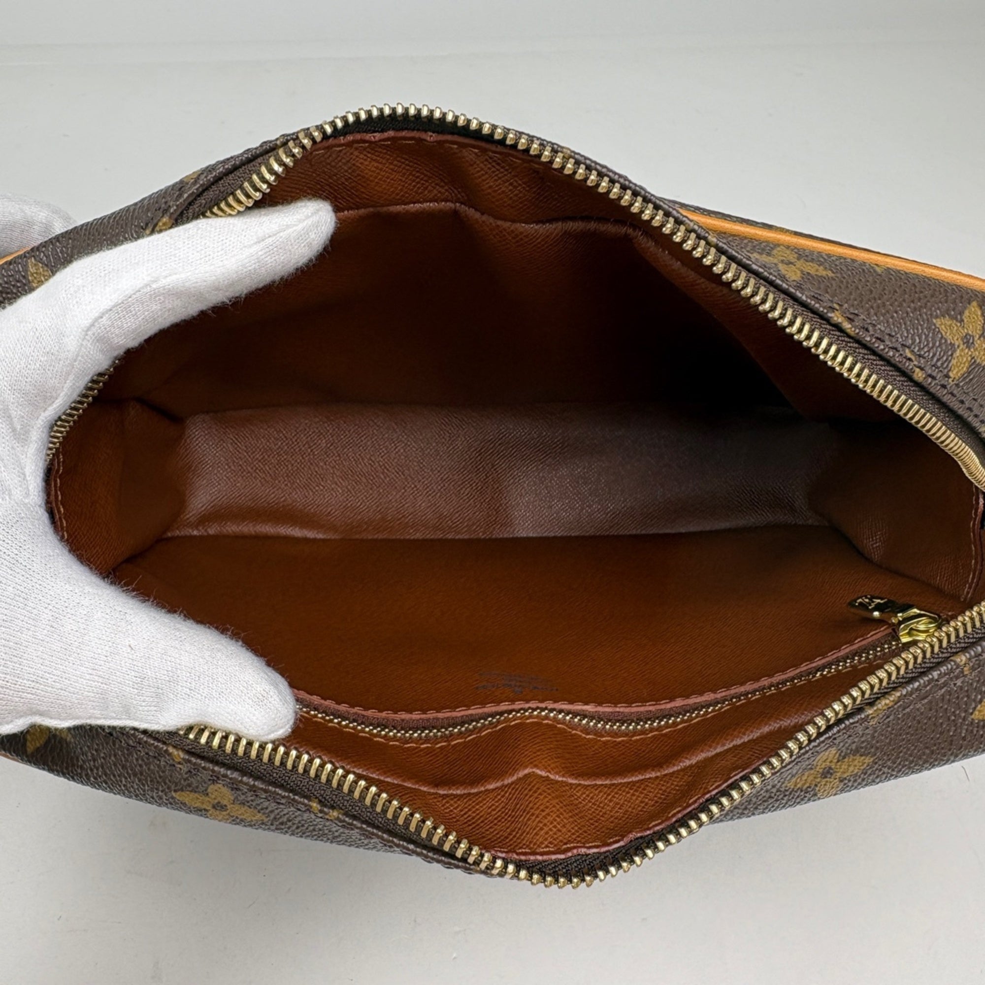 Louis Vuitton Brown Monogram Monogram Shoulder Bag (Pre-Owned)