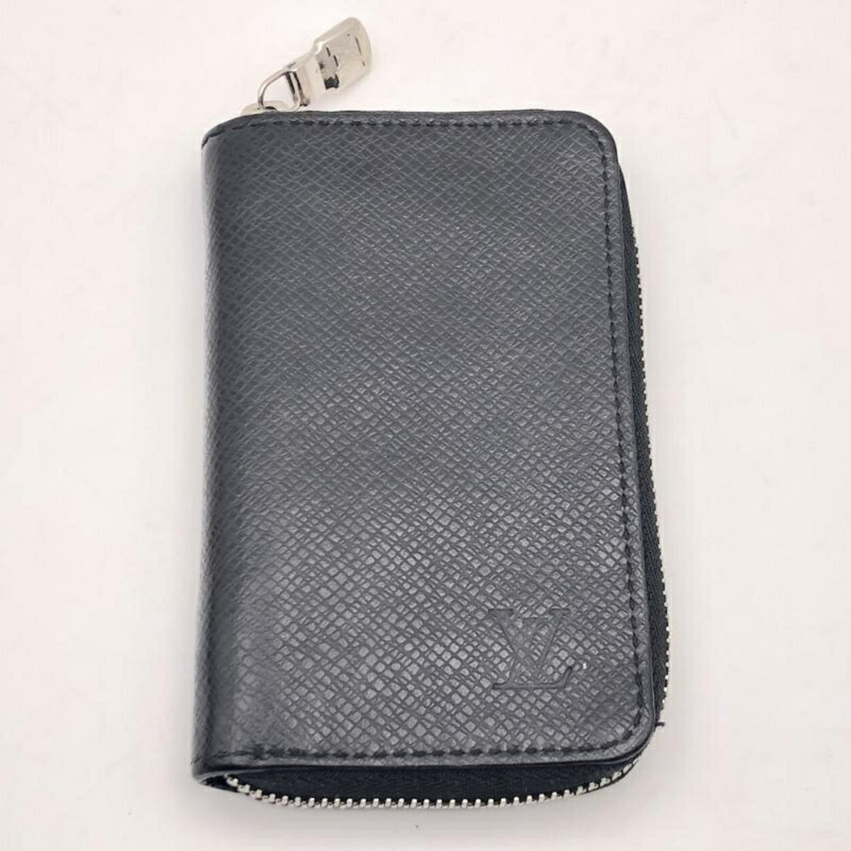 Louis Vuitton Black Taiga Leather (Pre-Owned)