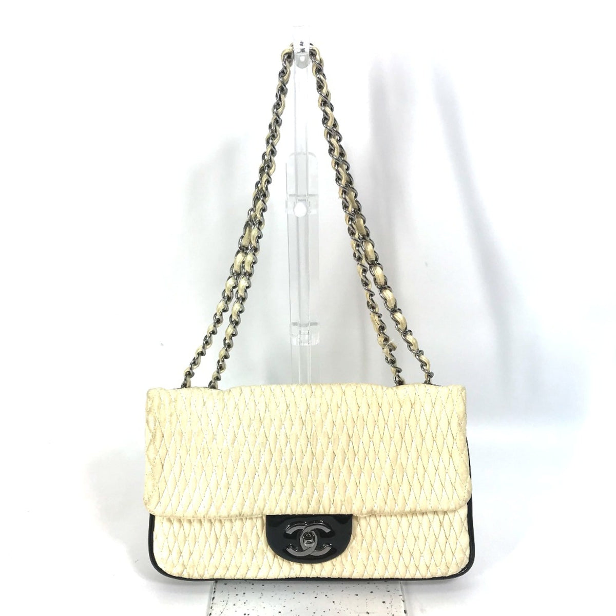 Chanel White Leather Shoulder Bag (Pre-Owned)