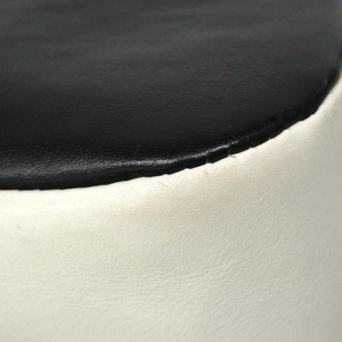 Chanel Black White Leather Shoulder Bag (Pre-Owned)