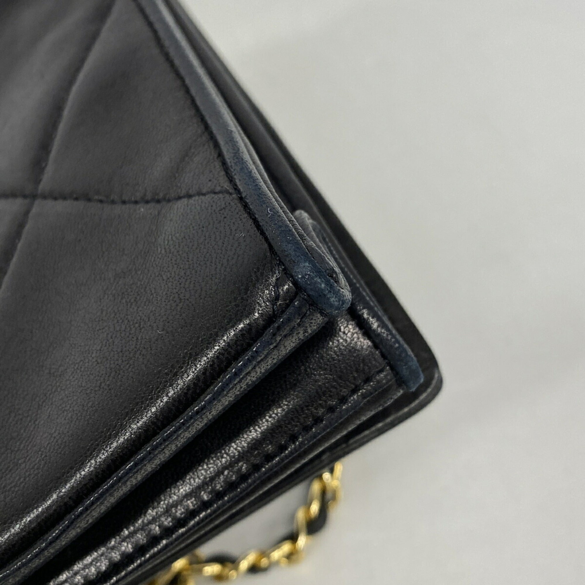 Chanel Black Leather Shoulder Bag (Pre-Owned)