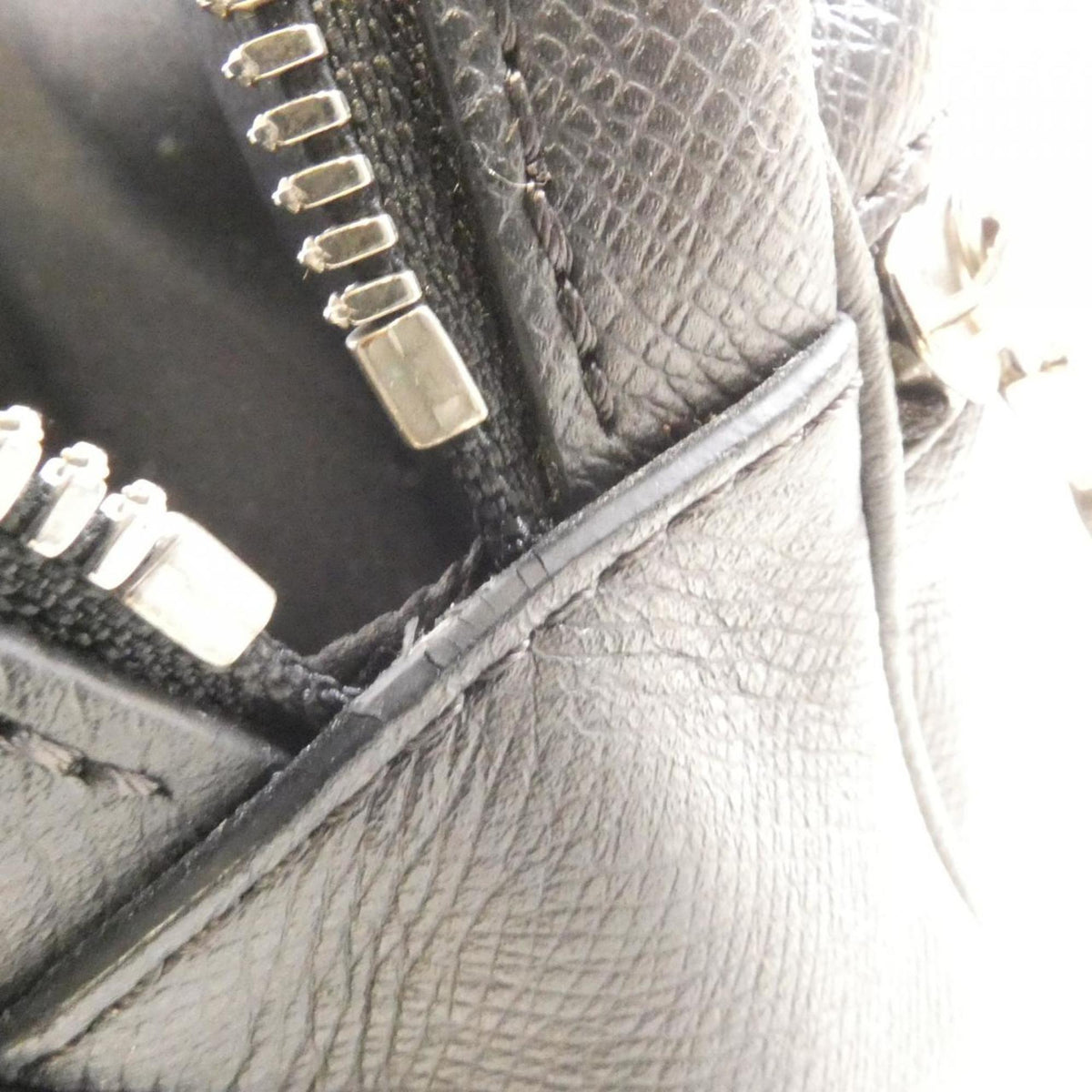 Louis Vuitton Taiga Black Taiga Leather Shoulder Bag (Pre-Owned)