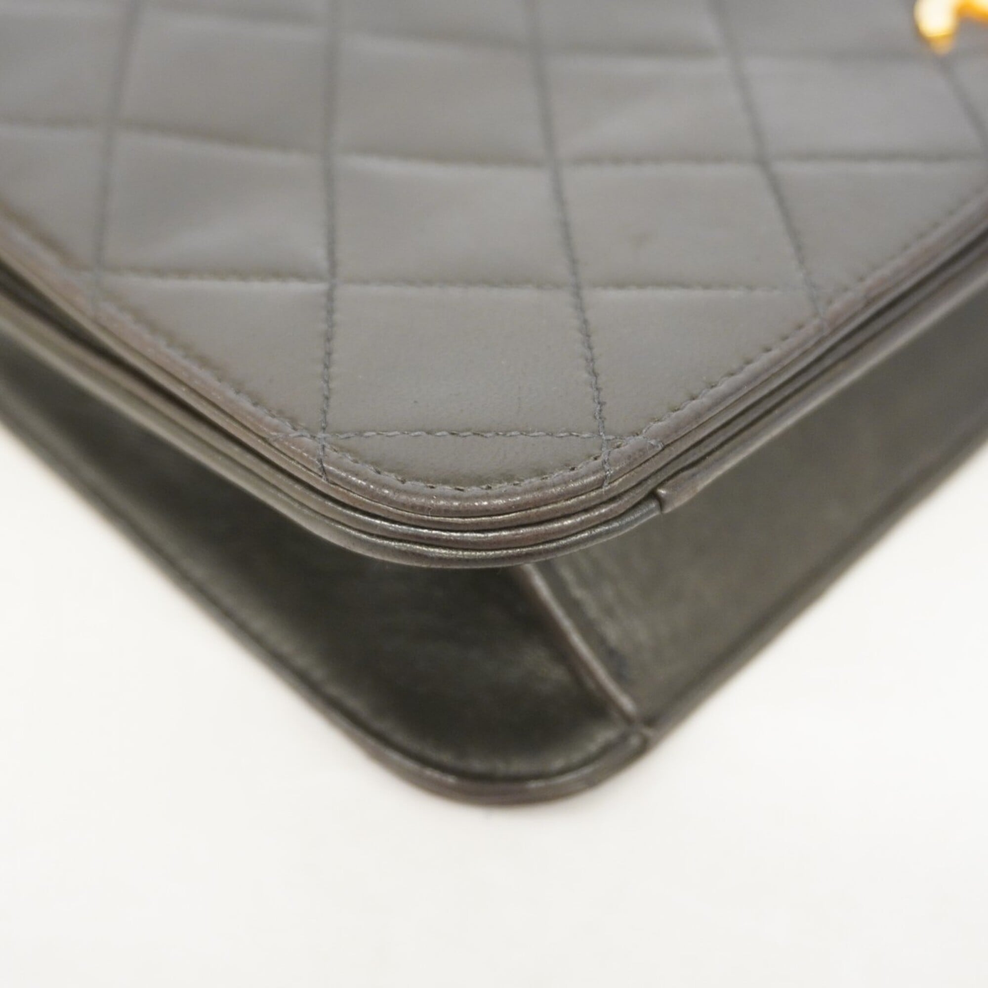 Chanel Black Leather Shoulder Bag (Pre-Owned)