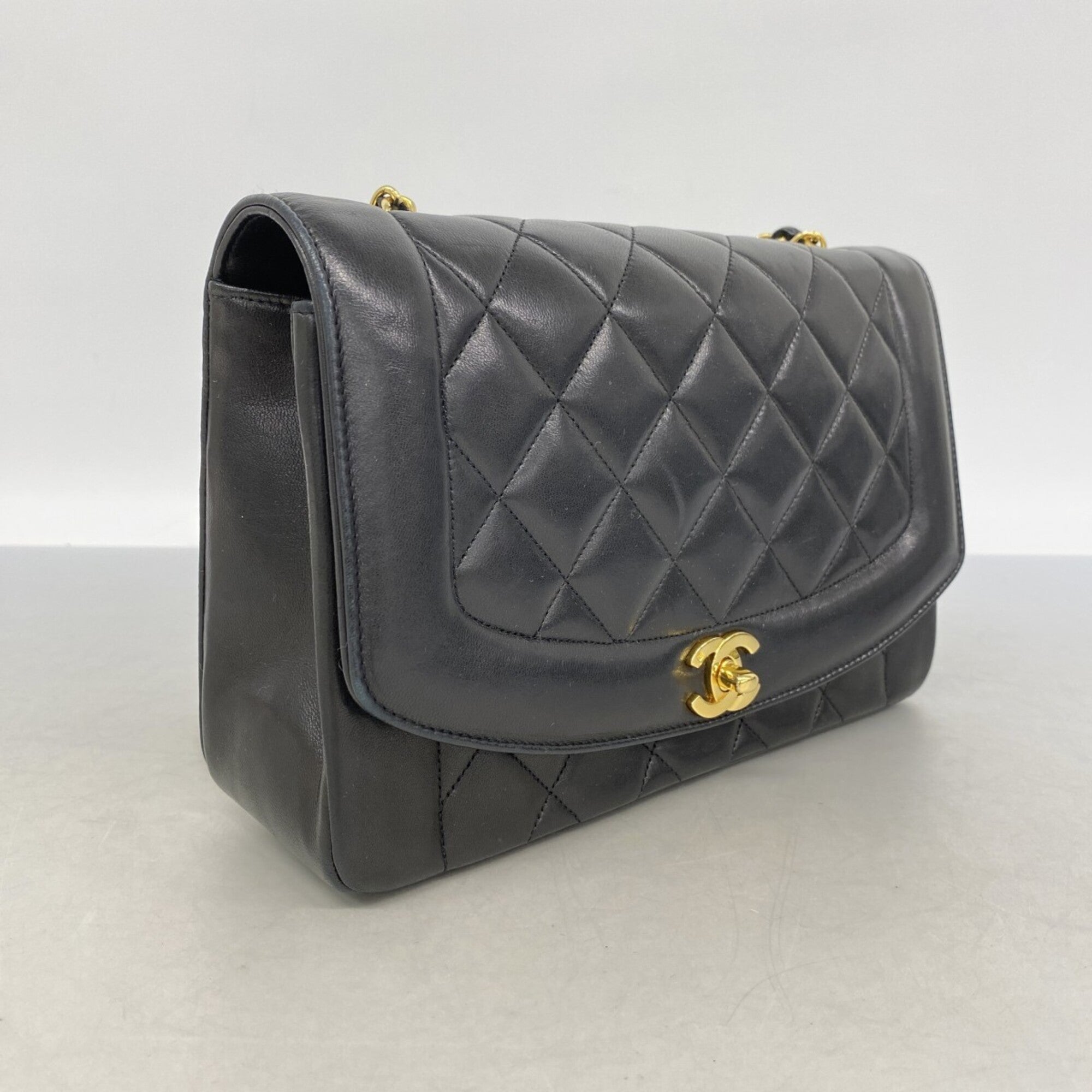 Chanel Black Leather Shoulder Bag (Pre-Owned)