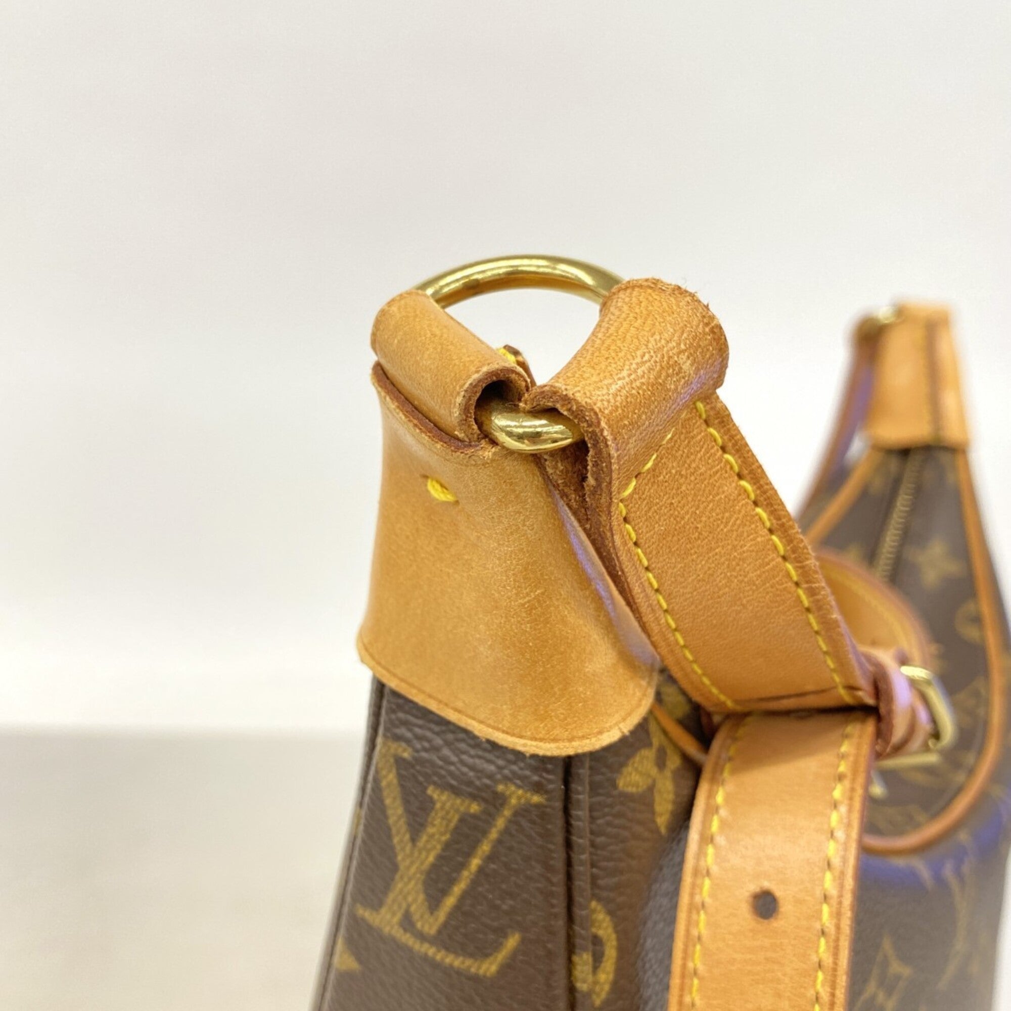 Louis Vuitton Brown Shoulder Bag (Pre-Owned)