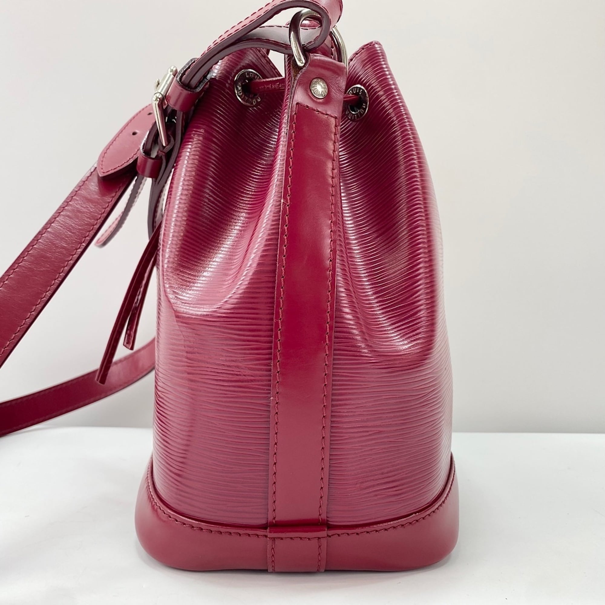 Louis Vuitton Red Color Shoulder Bag (Pre-Owned)