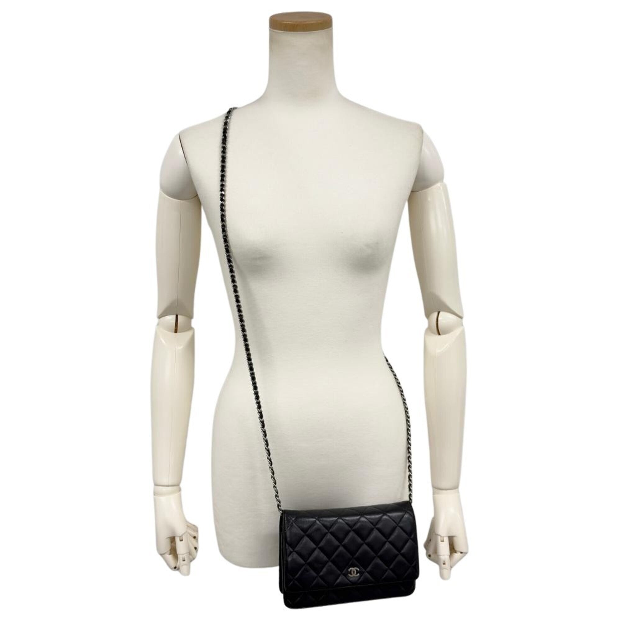 Chanel Black Leather Shoulder Bag (Pre-Owned)