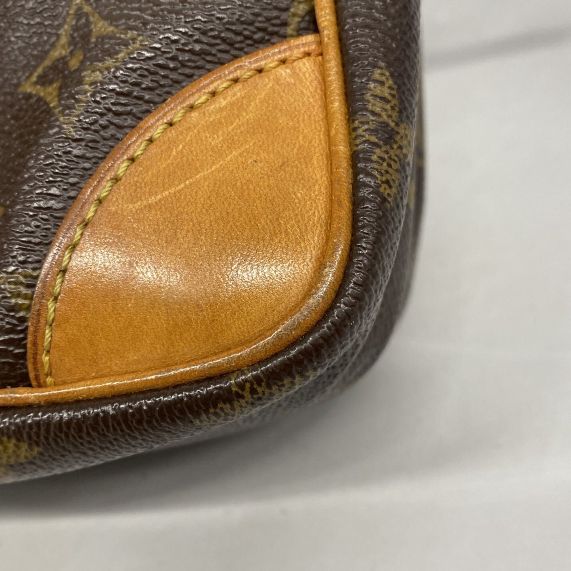 Louis Vuitton Brown Shoulder Bag (Pre-Owned)