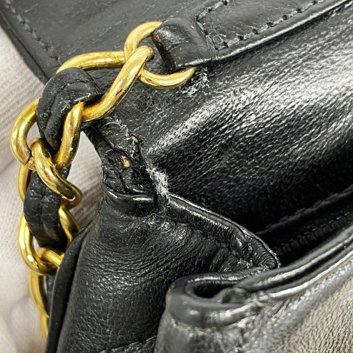 Chanel Black Leather Shoulder Bag (Pre-Owned)