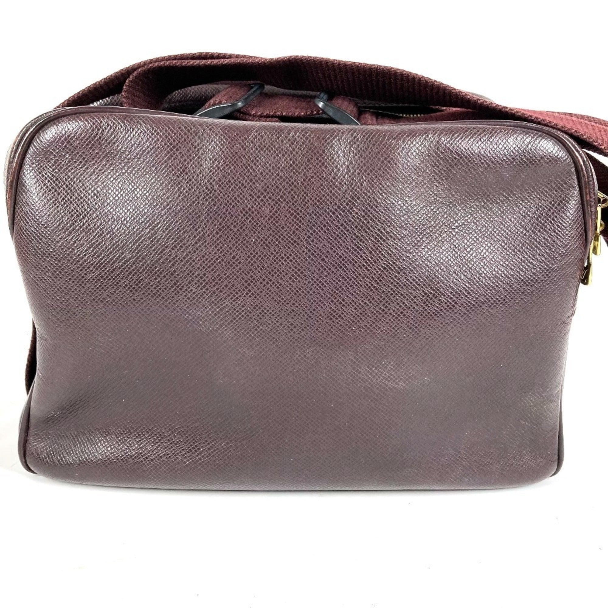 Louis Vuitton Purple Taiga Leather Shoulder Bag (Pre-Owned)