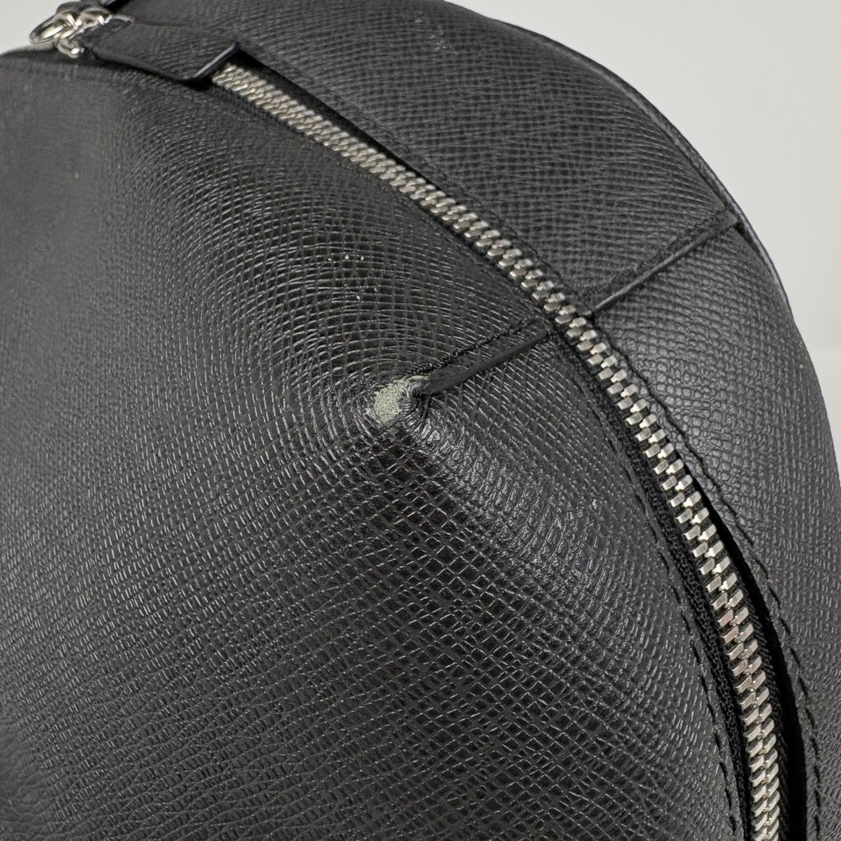 Louis Vuitton Ardoise Taiga Leather (Pre-Owned)