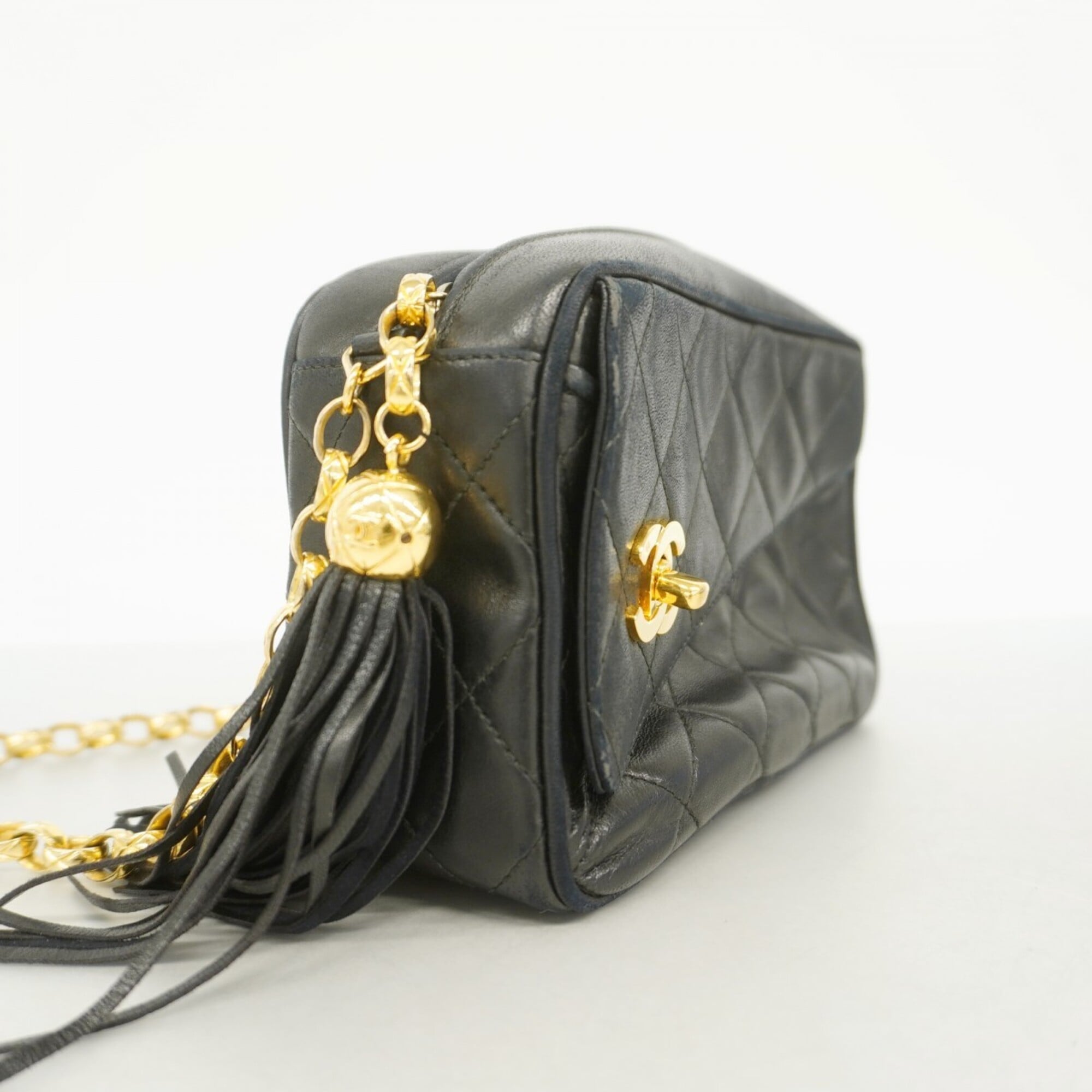 Chanel Black Leather Shoulder Bag (Pre-Owned)