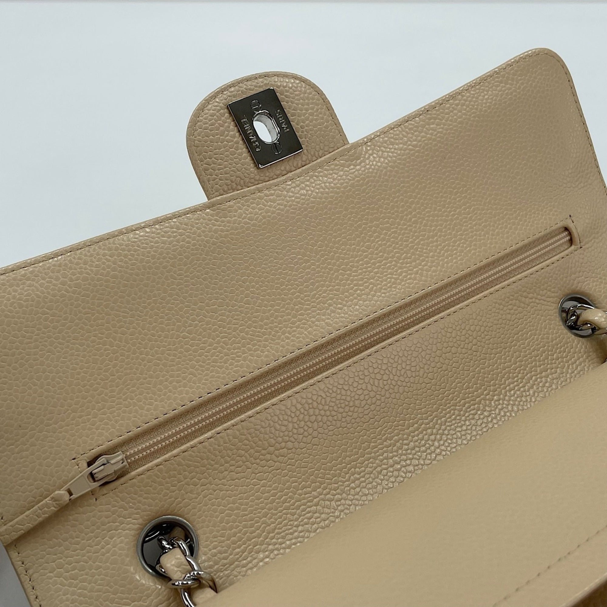 Chanel Beige Shoulder Bag (Pre-Owned)