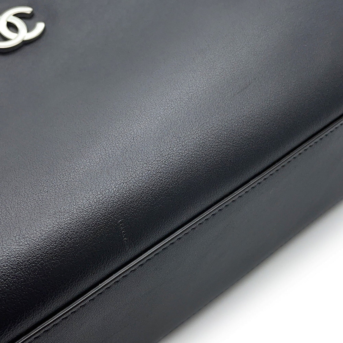 Chanel Black Leather Handbag Shoulder Bag (Pre-Owned)