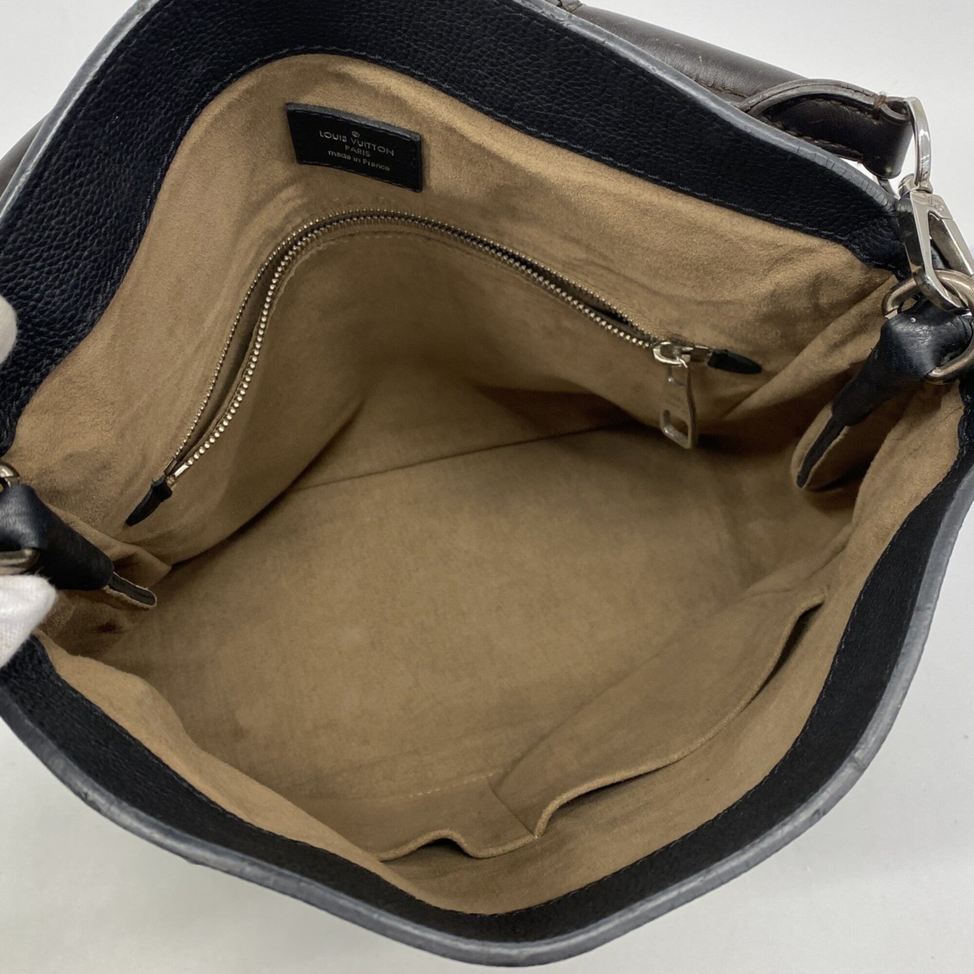 Louis Vuitton Noir Handbag (Pre-Owned)