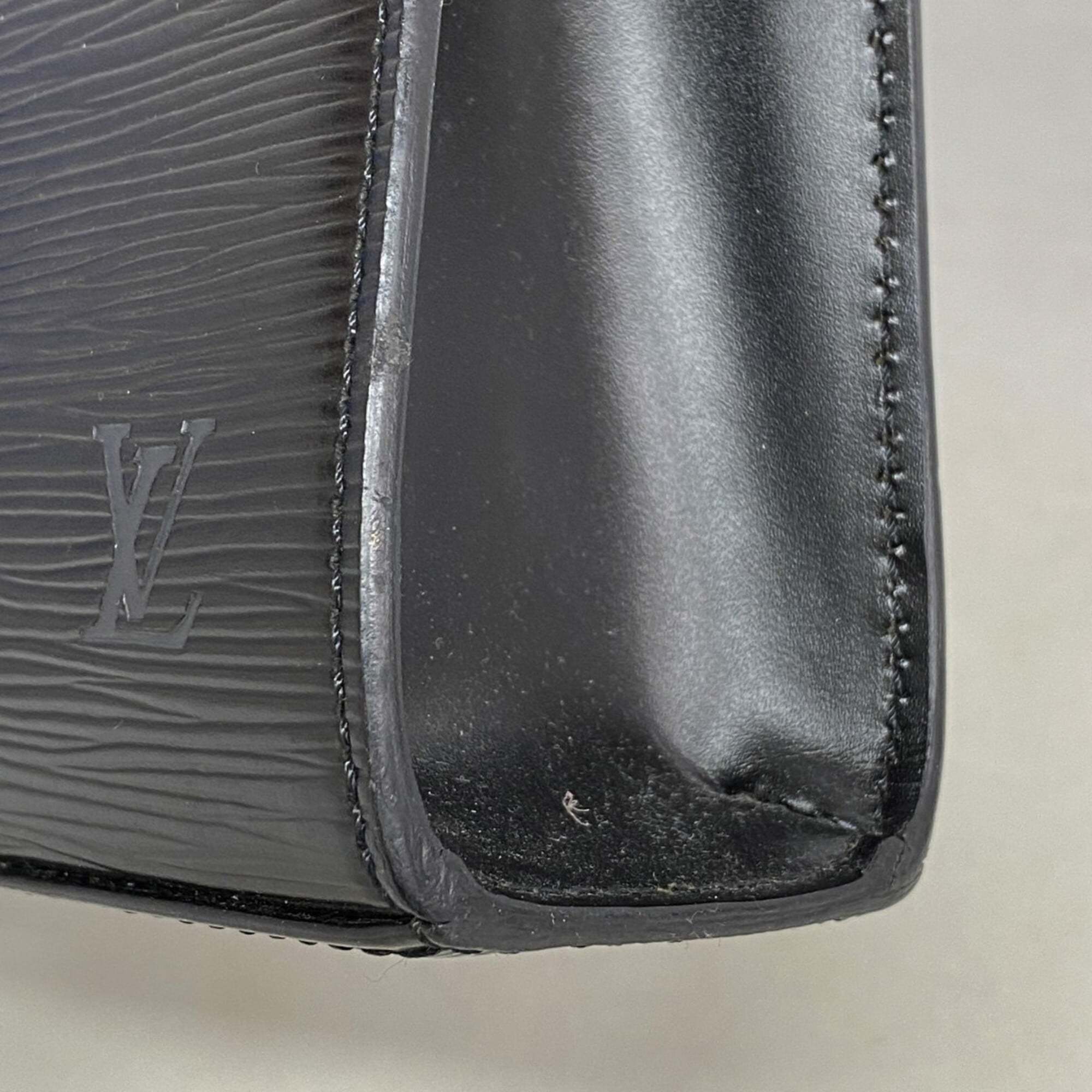 Louis Vuitton Noir Handbag (Pre-Owned)