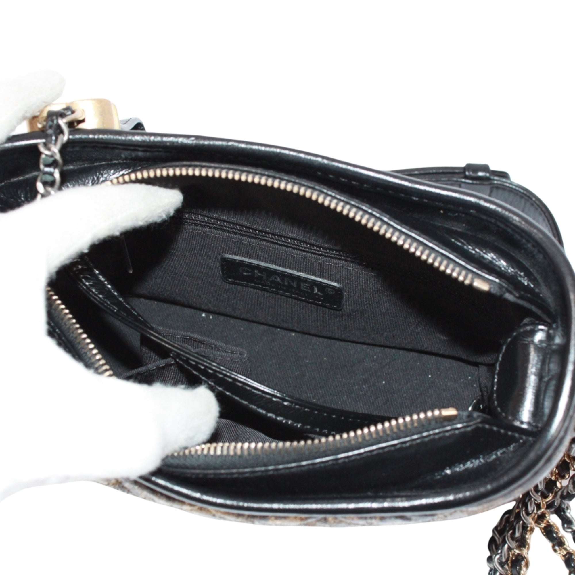 Chanel Black Leather Shoulder Bag (Pre-Owned)